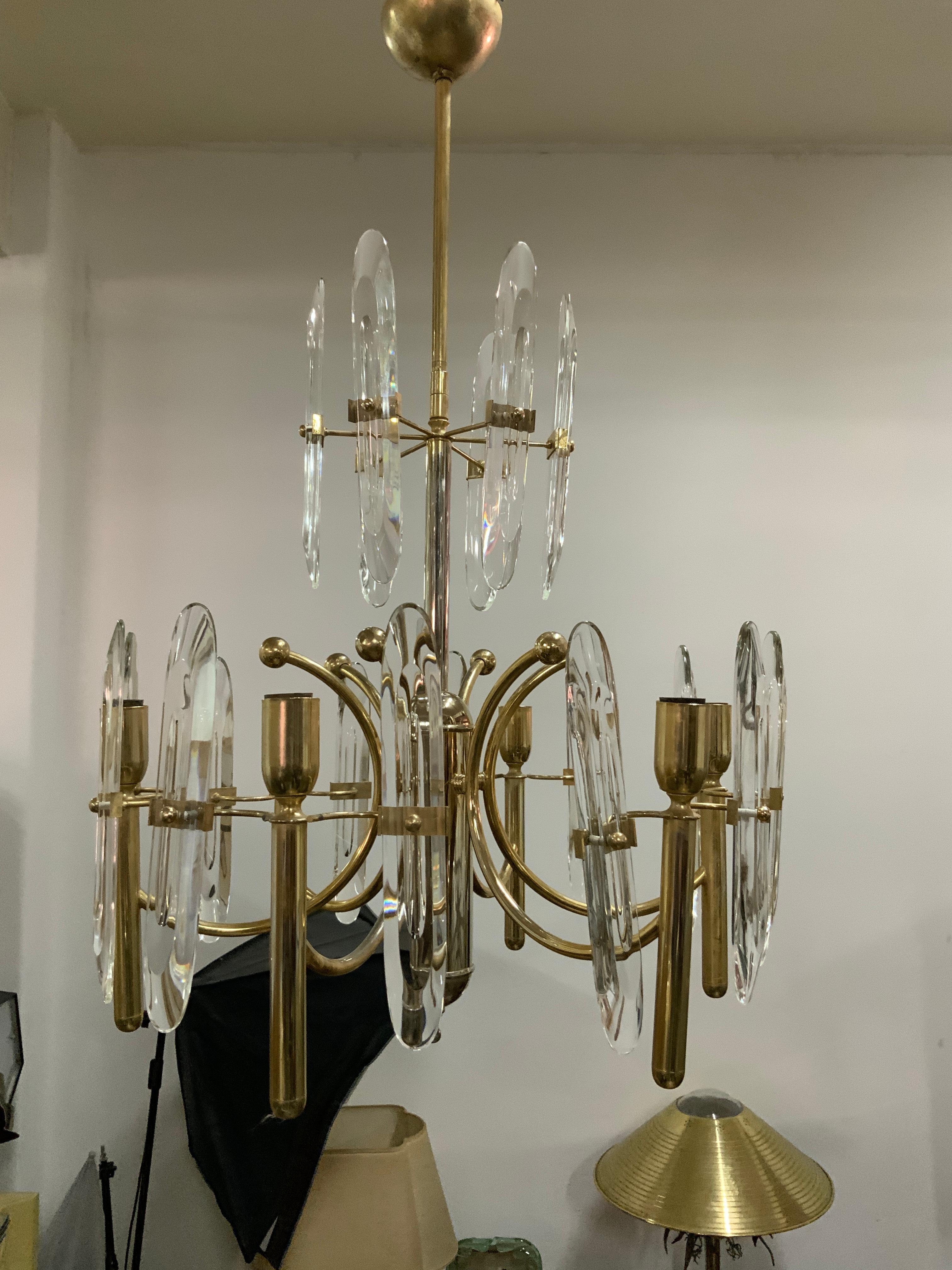 6 light golden chandelier from the 1970s attributed to Gaetano Sciolari, the chandelier is in excellent condition, it has some fading in the gilding determined by time.