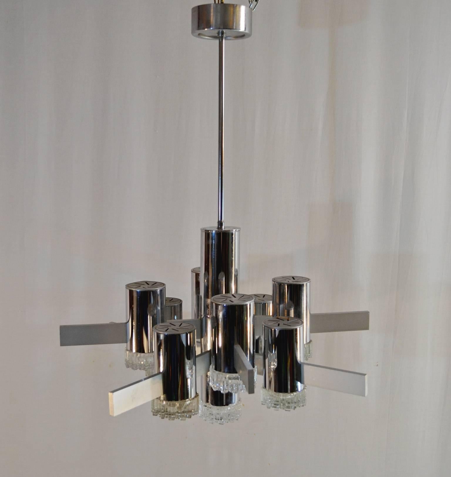 Classic chandelier by Gaetano Sciolari from the Geometric series and has the shape of a snowflake and a total of nine lights. Works with E14 lightbulbs.