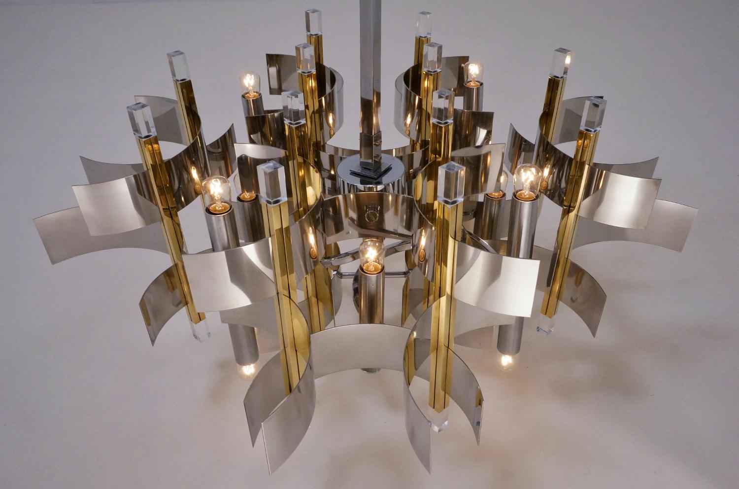 Sciolari Chandelier `Futura` 12-Lights, Brass, Chrome and Lucite, 1976 Italian For Sale 11