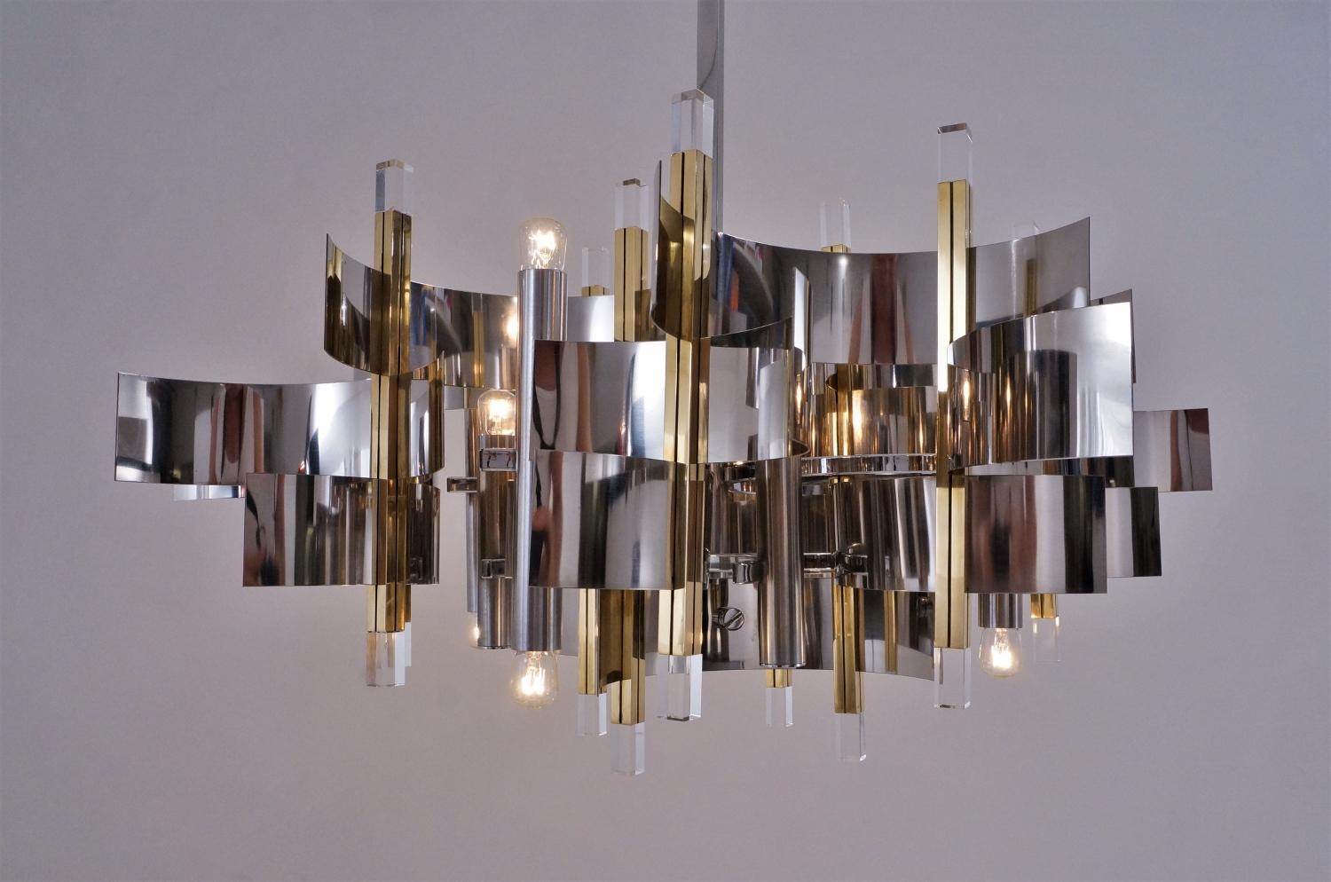 Sciolari Chandelier `Futura` 12-Lights, Brass, Chrome and Lucite, 1976 Italian For Sale 1