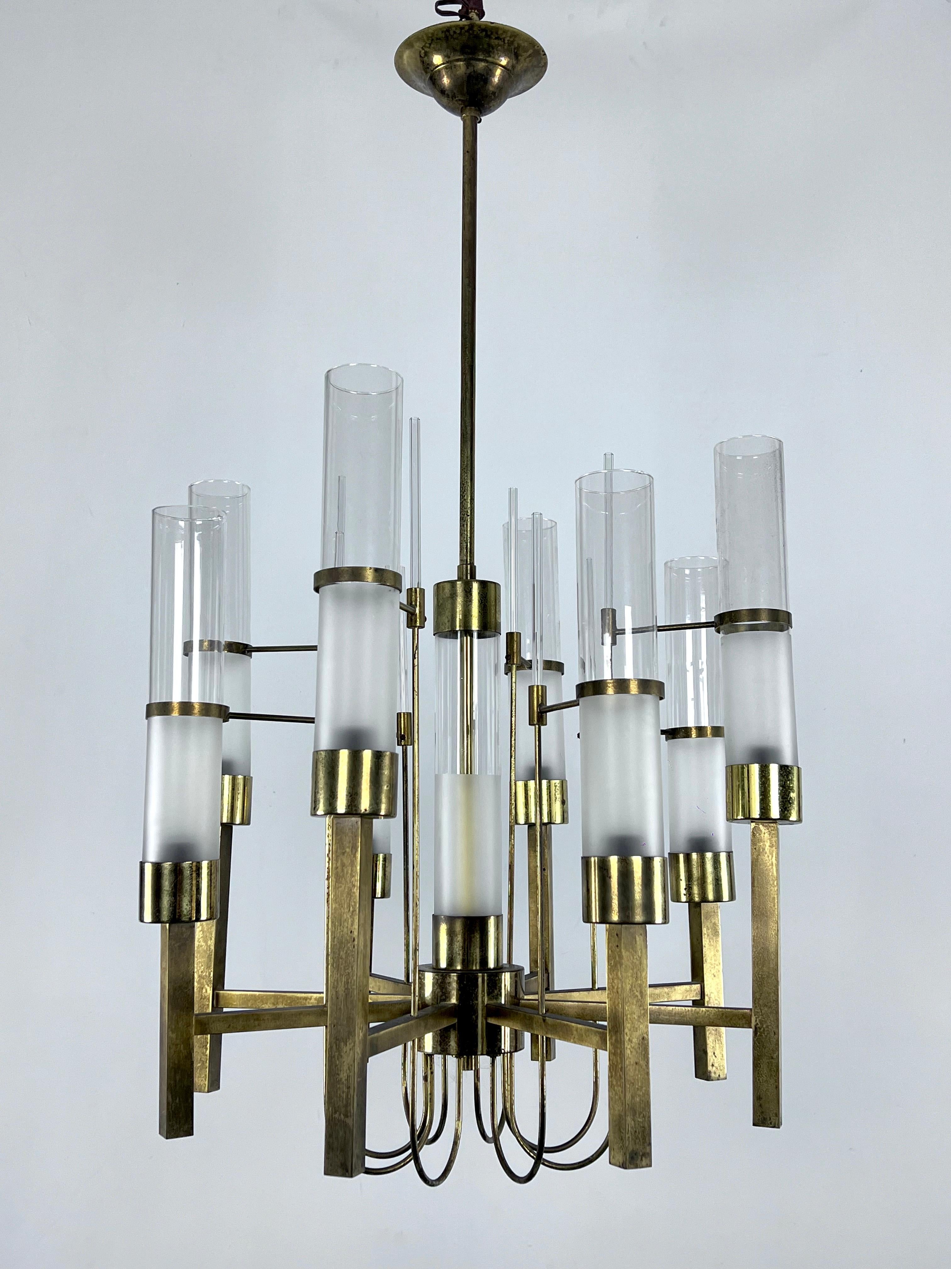 Eight arms brass and glass chandelier produced in Italy by Sciolari. Very good original vintage condition with patina on the brass and normal trace of age and use. No cracks or chips. Height of fixture without rod 49 cm.