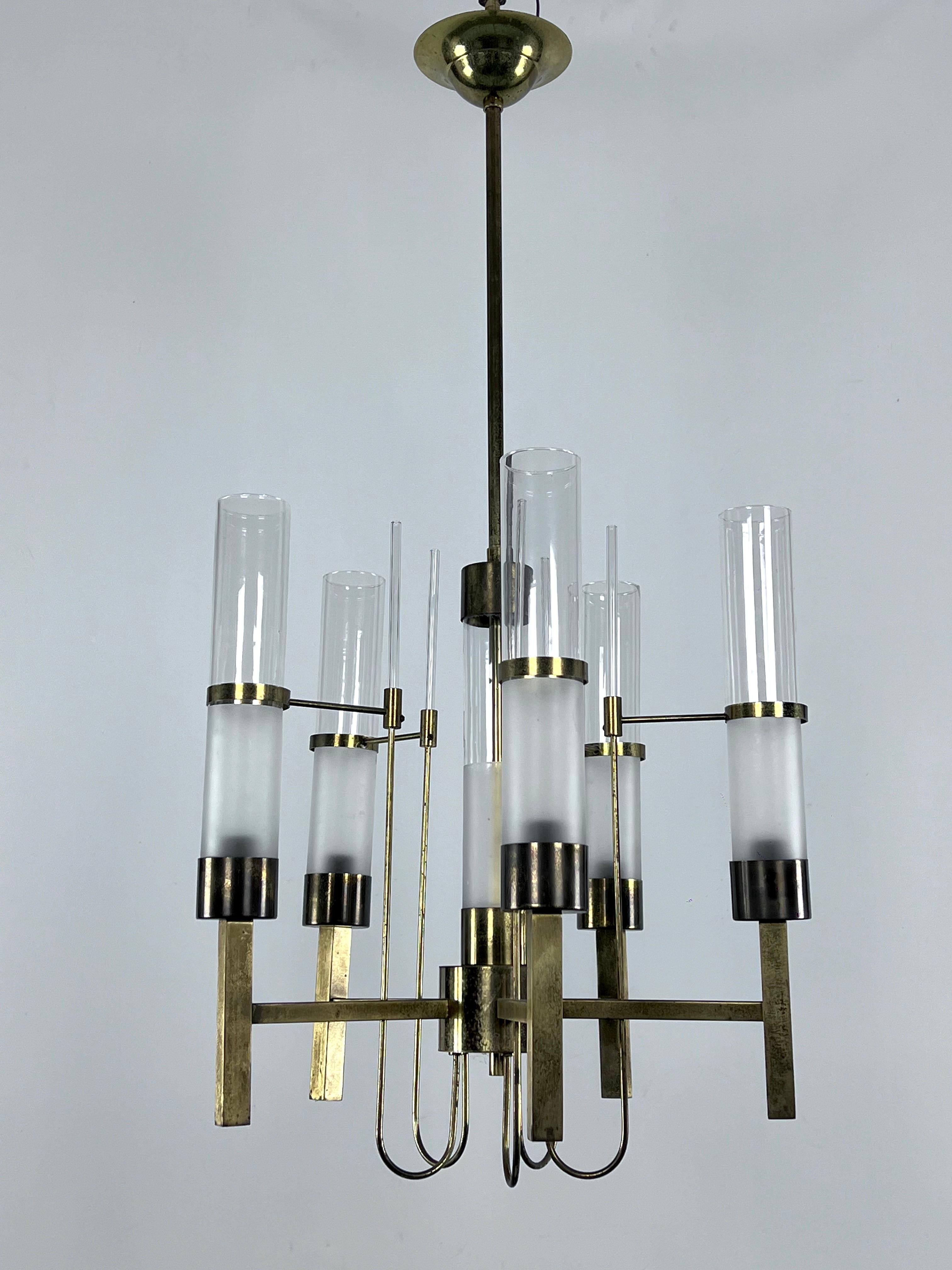 Five arms brass and glass chandelier produced in Italy by Sciolari. Very good original vintage condition with patina on the brass and normal trace of age and use. No cracks or chips. Height of fixture without rod 49 cm.