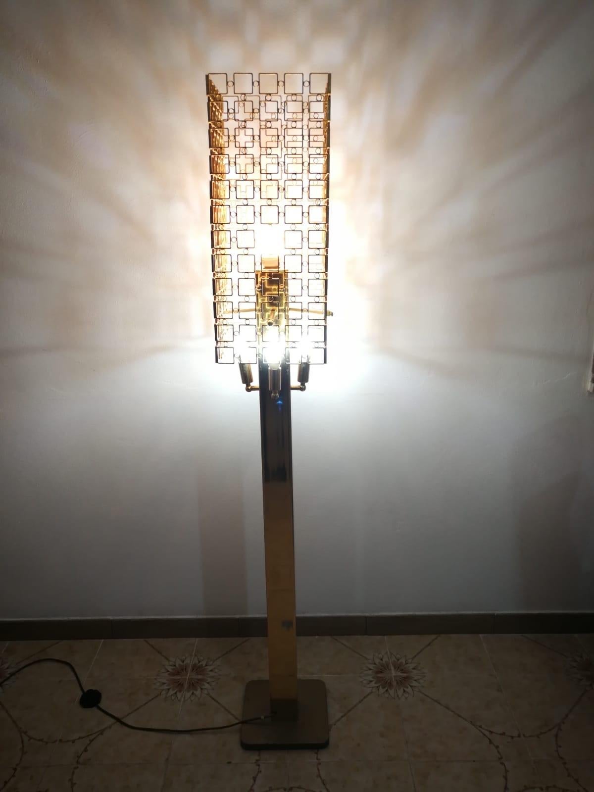 Gaetano Sciolari Roma 1960 floor lamp in brass
total height 176cm the shade is square 26cm
and the height of the shade 61cm.