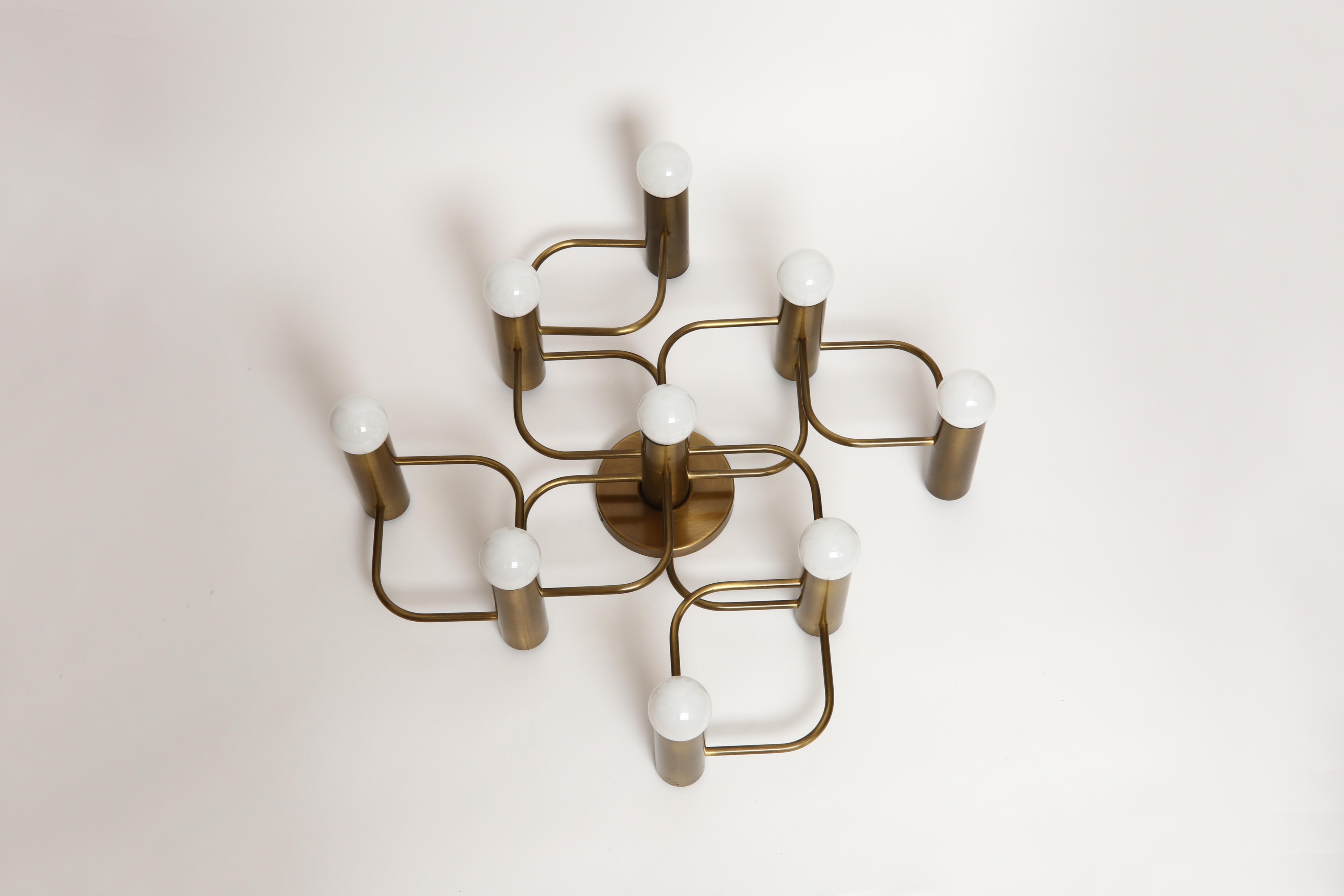 Sciolari style flushmount by Leola in patinated brass.
Nine medium base sockets. Can be used as either ceiling or wall light,
Germany, 1970s.
Also available in polished brass finish.