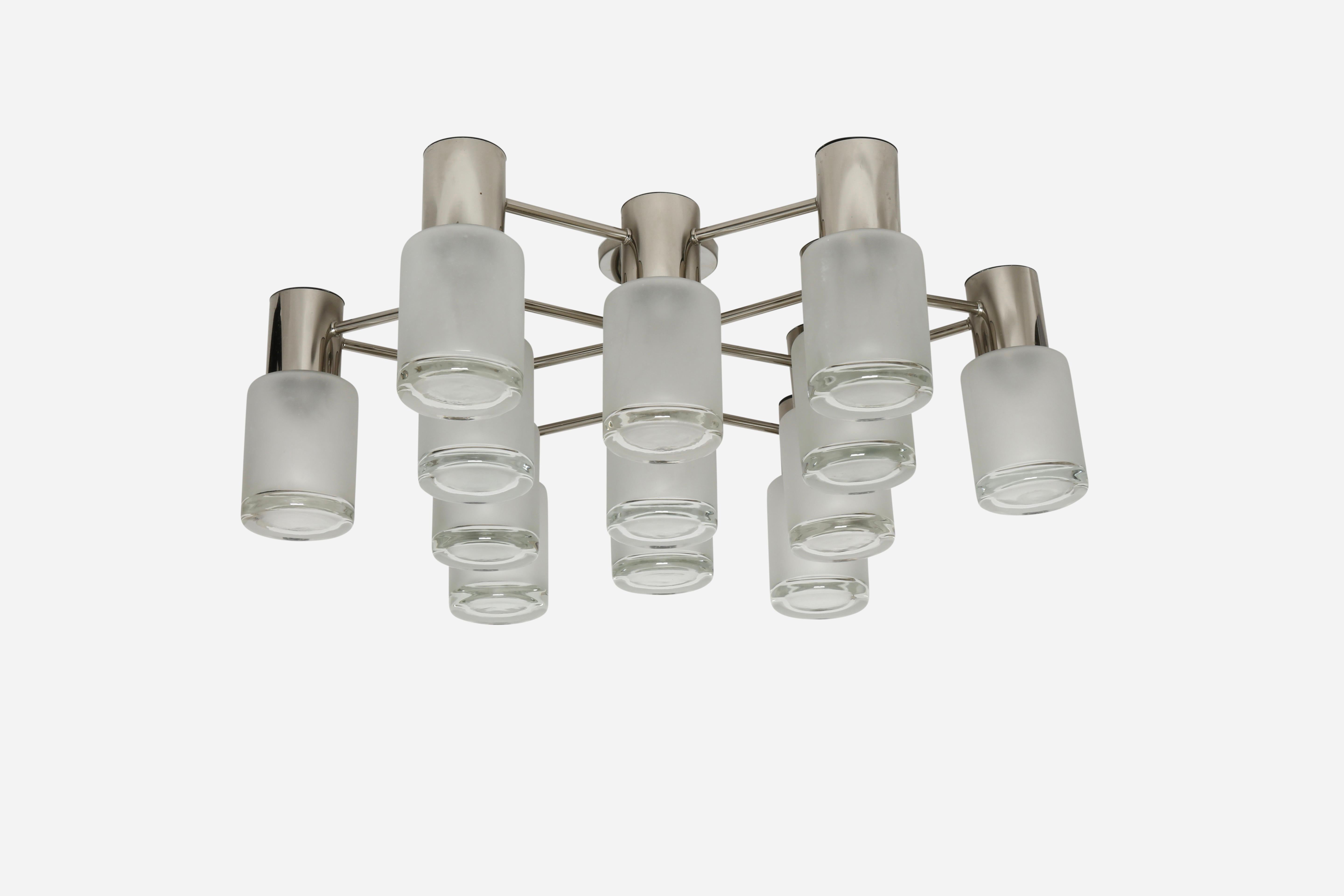 Sciolari flush mount by Leola en chrome et verre.
Conçue et fabriquée en Italie, dans les années 1960.
13 prises candélabres.
Recâblage américain gratuit sur demande.
PAS DE TARIFS, de droits ou de frais de douane sur les commandes