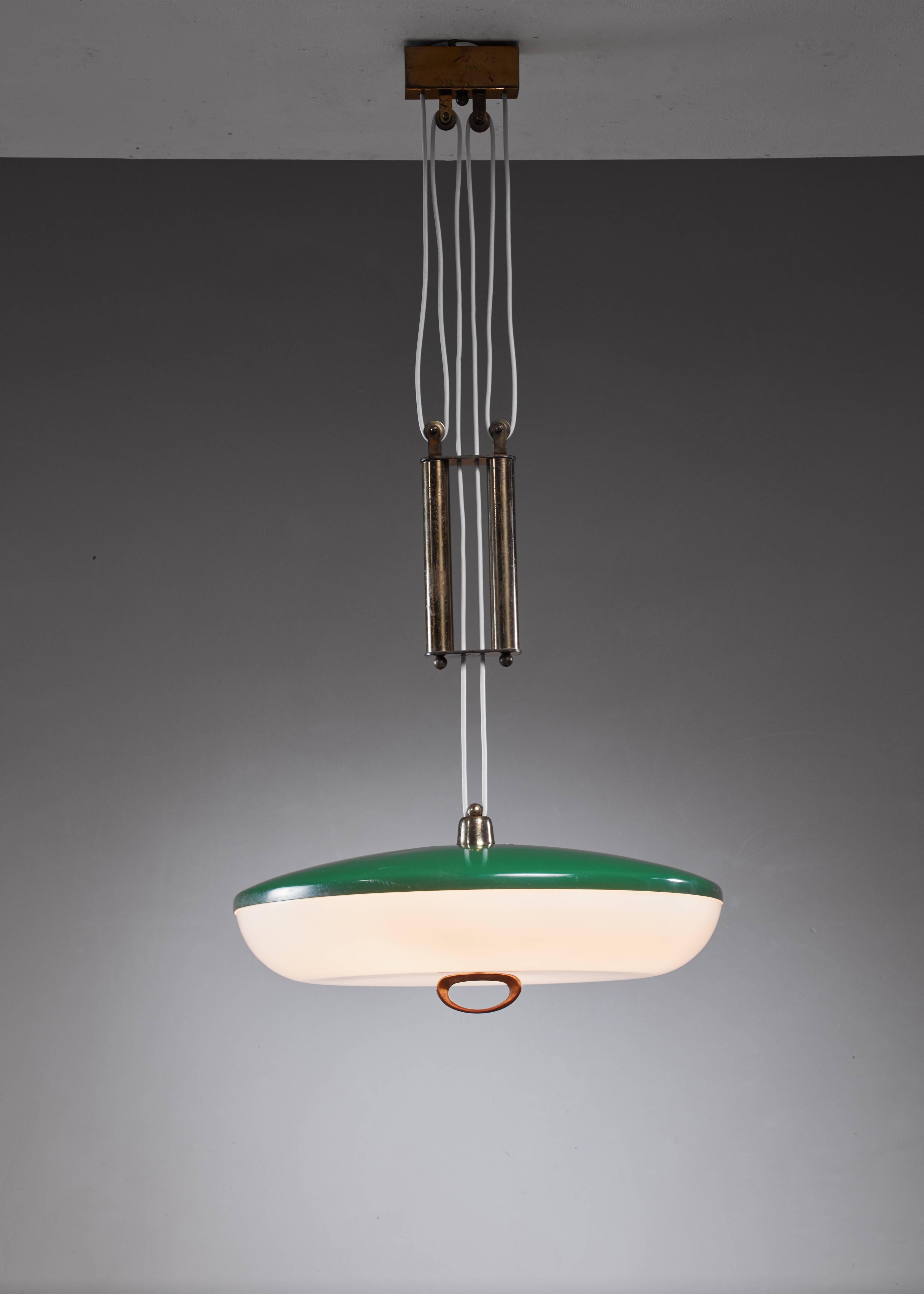 A 1950s Sciolari for Stilnovo pill shaped pendant made of a green lacquered metal shade with a plexiglass diffuser. The lamp is height-adjustable by means of the brass pull and the beautiful double counterweight also in brass.

 