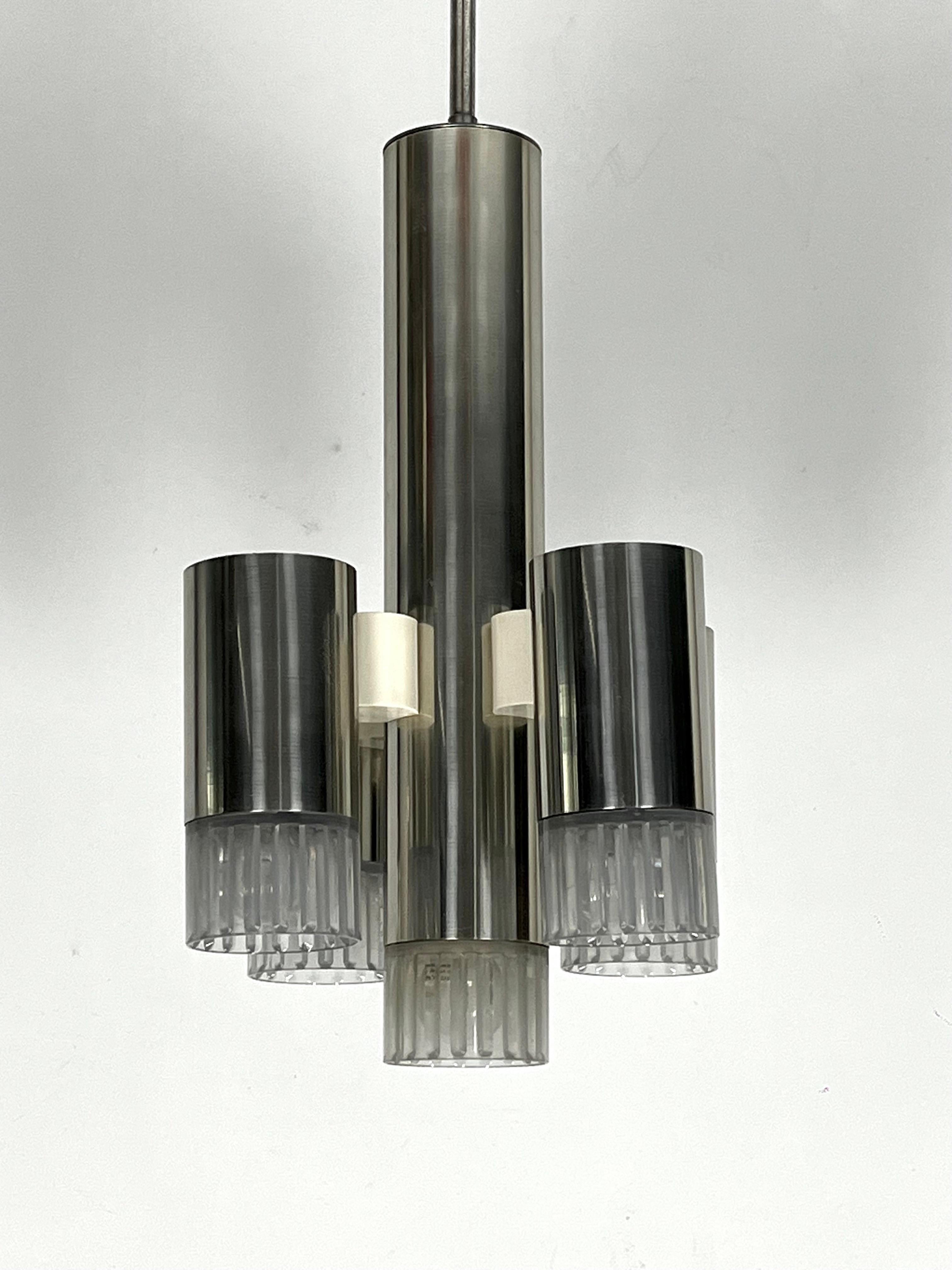Very Good vintage condition with normal trace of age and use for this chrome 5 lights chandelier with lampshade in plexiglass. Produced in Italy during the 70s by Sciolari. Full working with EU standard, adaptable on demand for USA standard.
