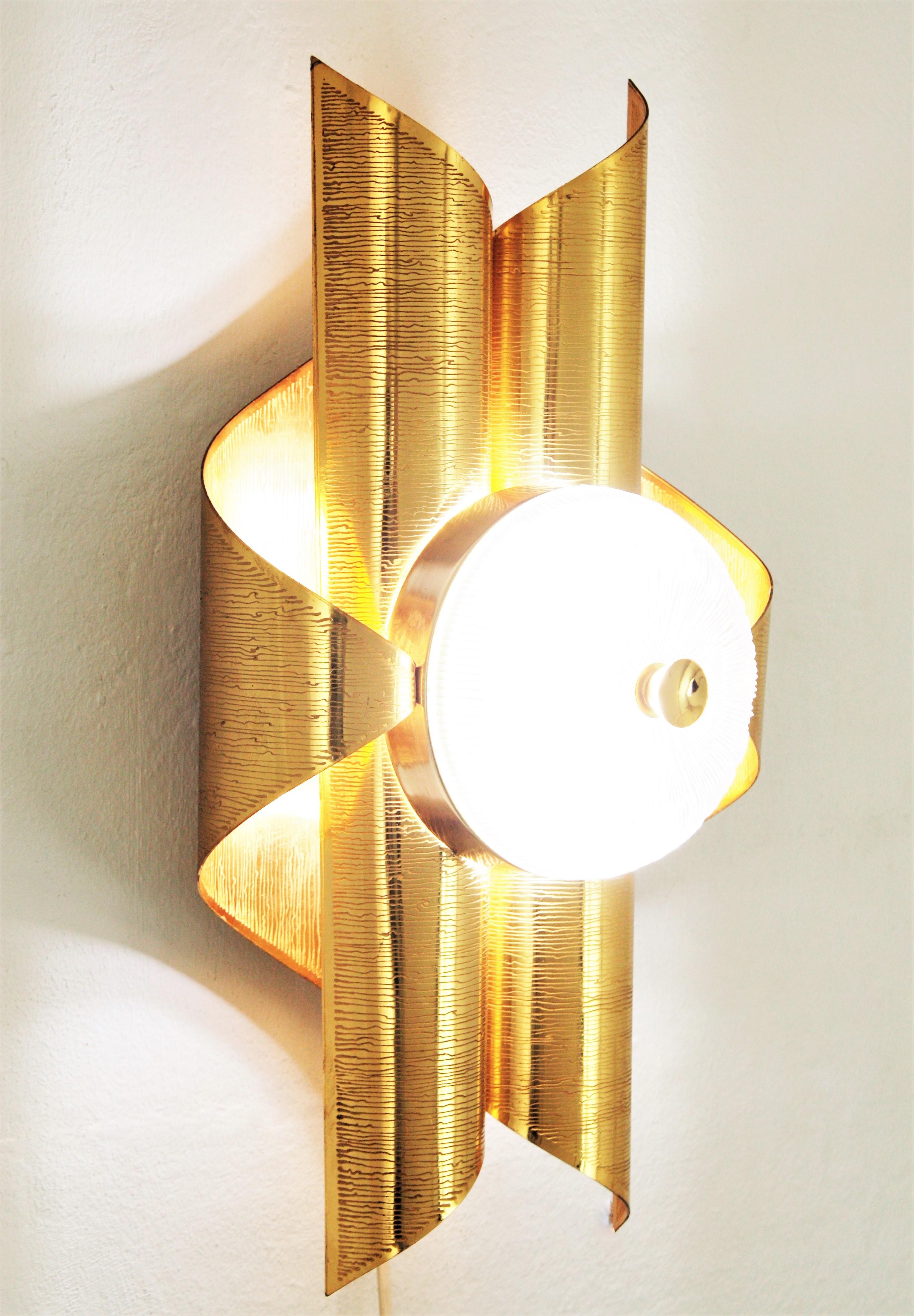 Spanish Sciolari Style Wall Sconce in Brass and Glass For Sale