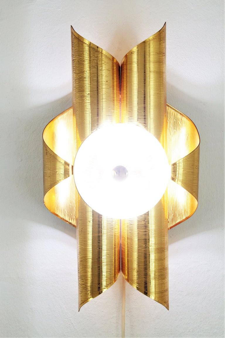 20th Century Sciolari Style Wall Sconce in Brass and Glass  For Sale