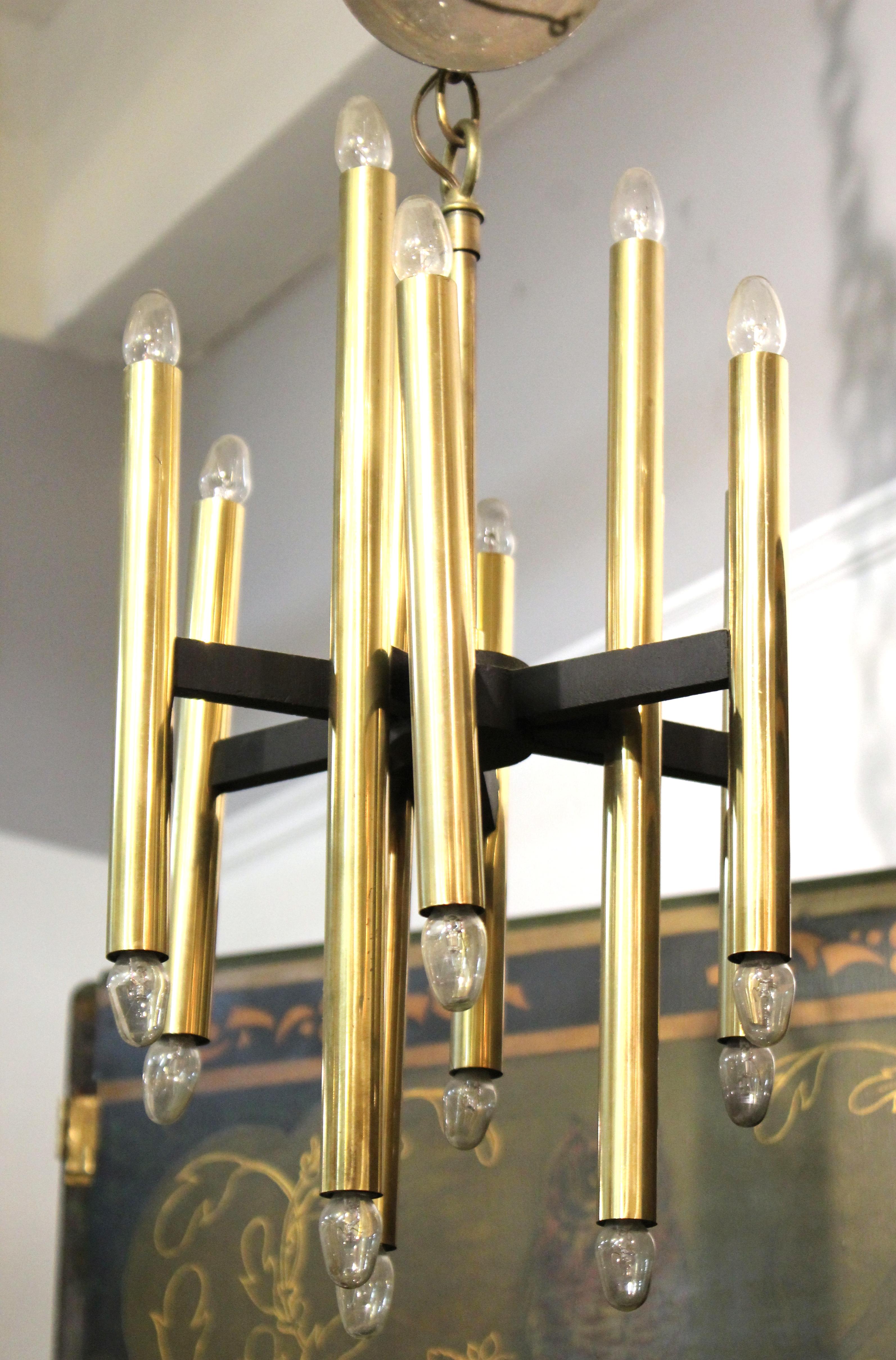 Italian Modern ceiling pendant chandelier in metal with brass tubes holding the light sources on both ends, designed by Sciolari in Italy during the 1970's. The piece is in great vintage condition with some minor are-appropriate wear to the metal