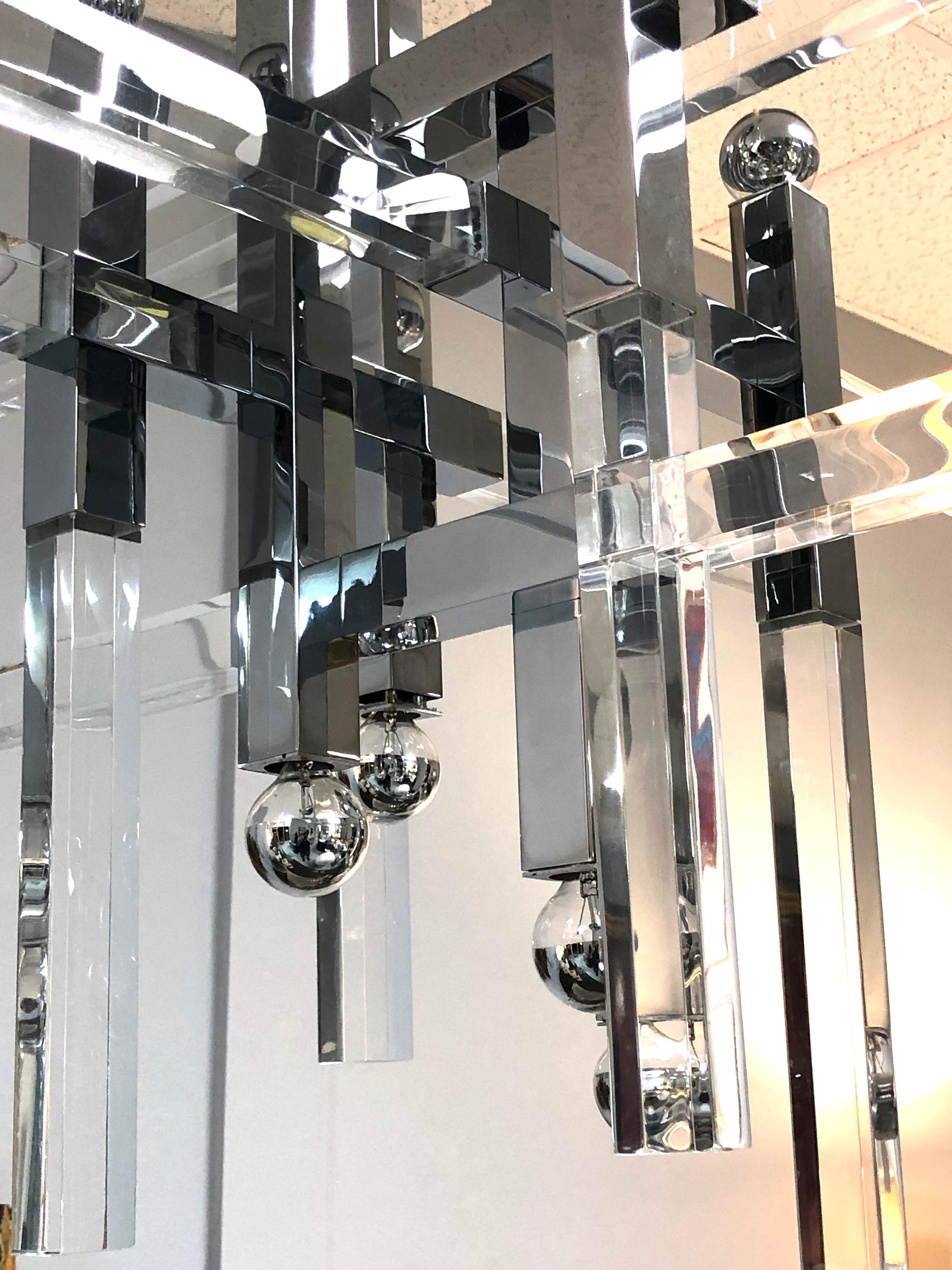 Italiano Lampadario moderno Sciolari in nichel e lucite, anni '70 in vendita