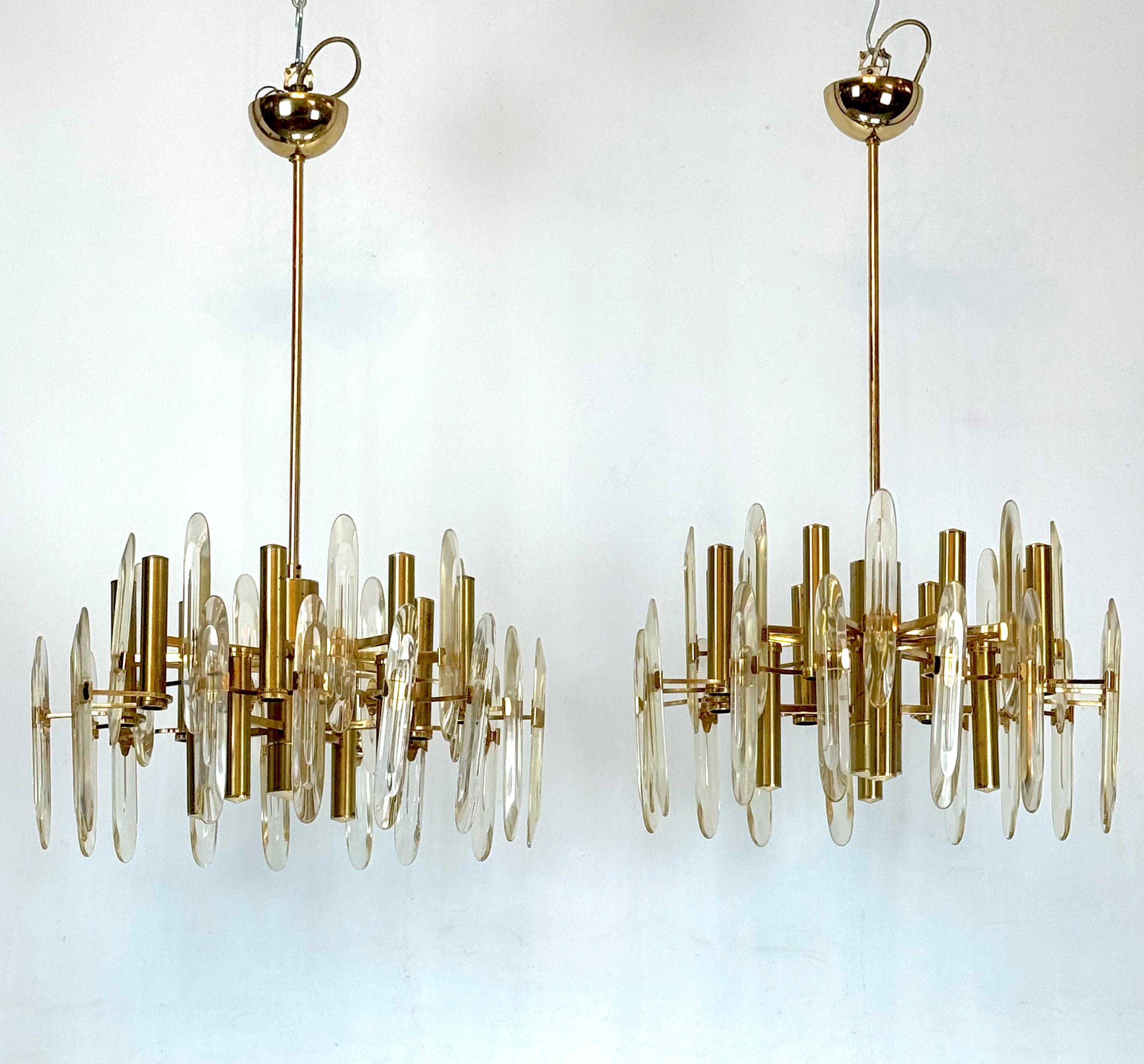 Cet ensemble de deux lustres en laiton et verre est en excellent état et présente des traces normales d'âge et d'utilisation. Conçu par Sciolari et produit en Italie dans les années 70. Hauteur de l'appareil 40 cm. Fonctionne entièrement avec la
