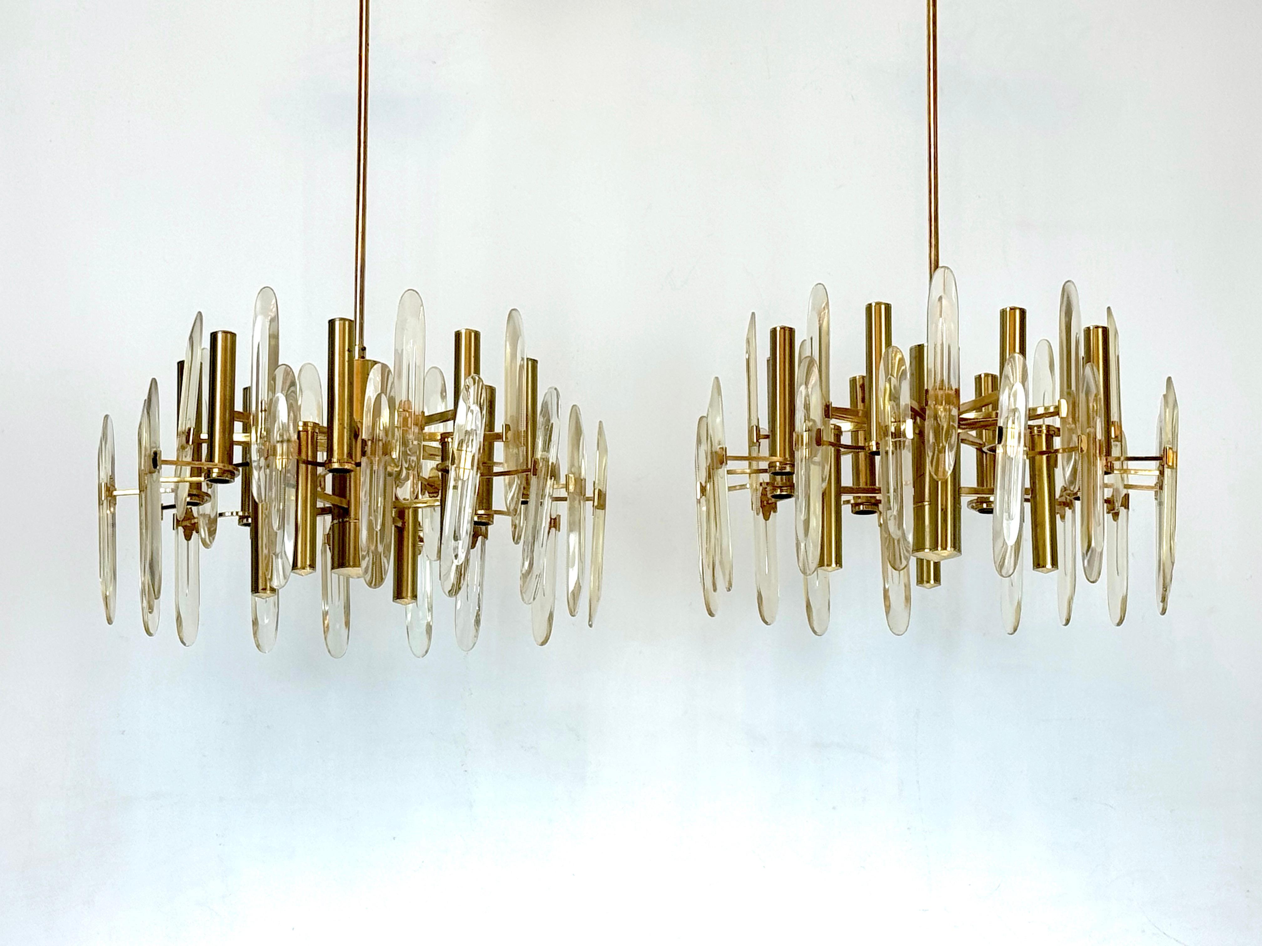Mid-Century Modern Sciolari, paire de lustres italiens en laiton et verre des années 70 en vente
