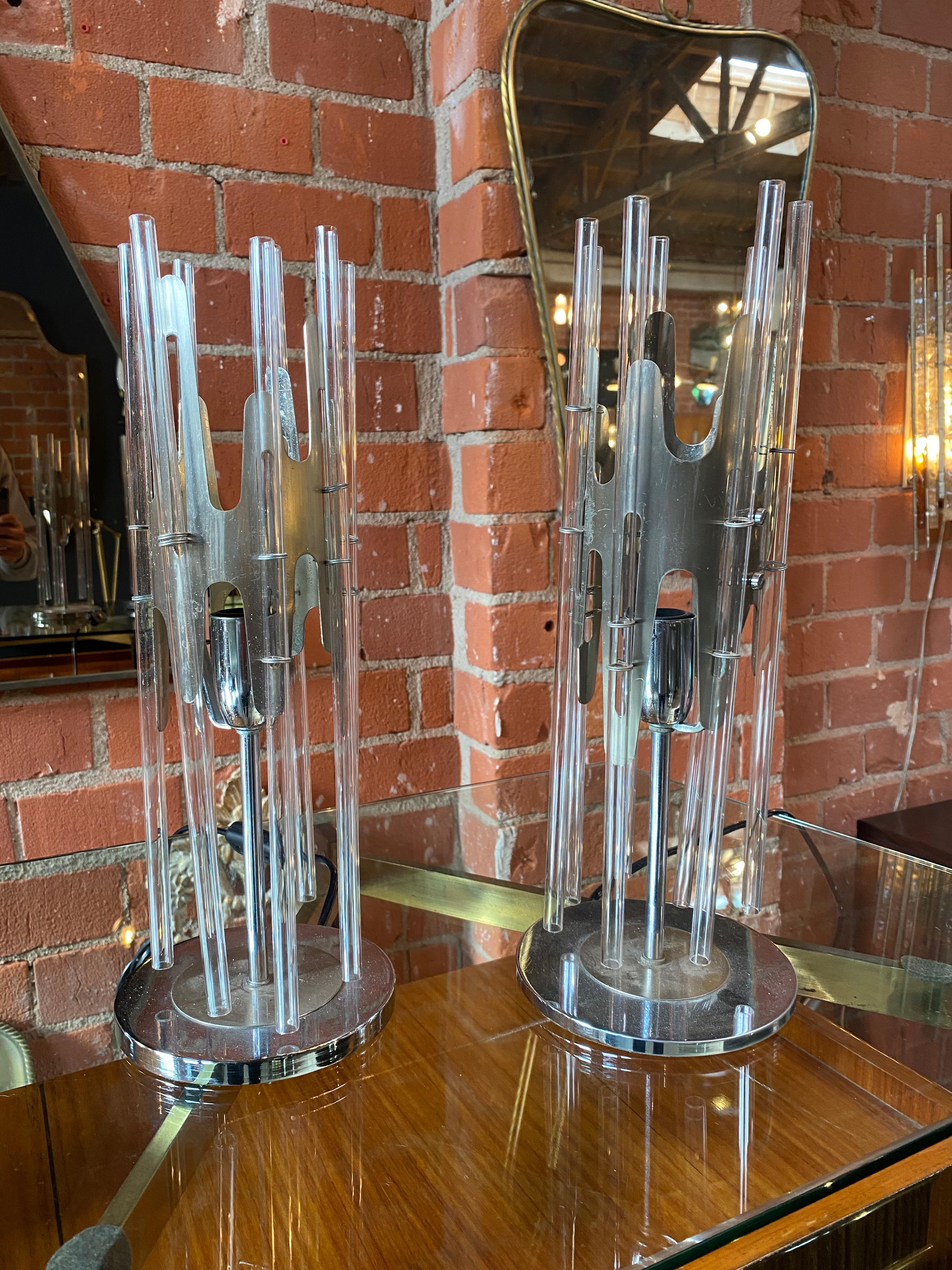 Sciolari paire de lampes de table modernes cylindriques en verre et chrome, Italie, 1970
La finition chromée du cadre artisanal en forme de clôture complète magnifiquement la surface de l'abat-jour en 7 verres tubulaires transparents de ces