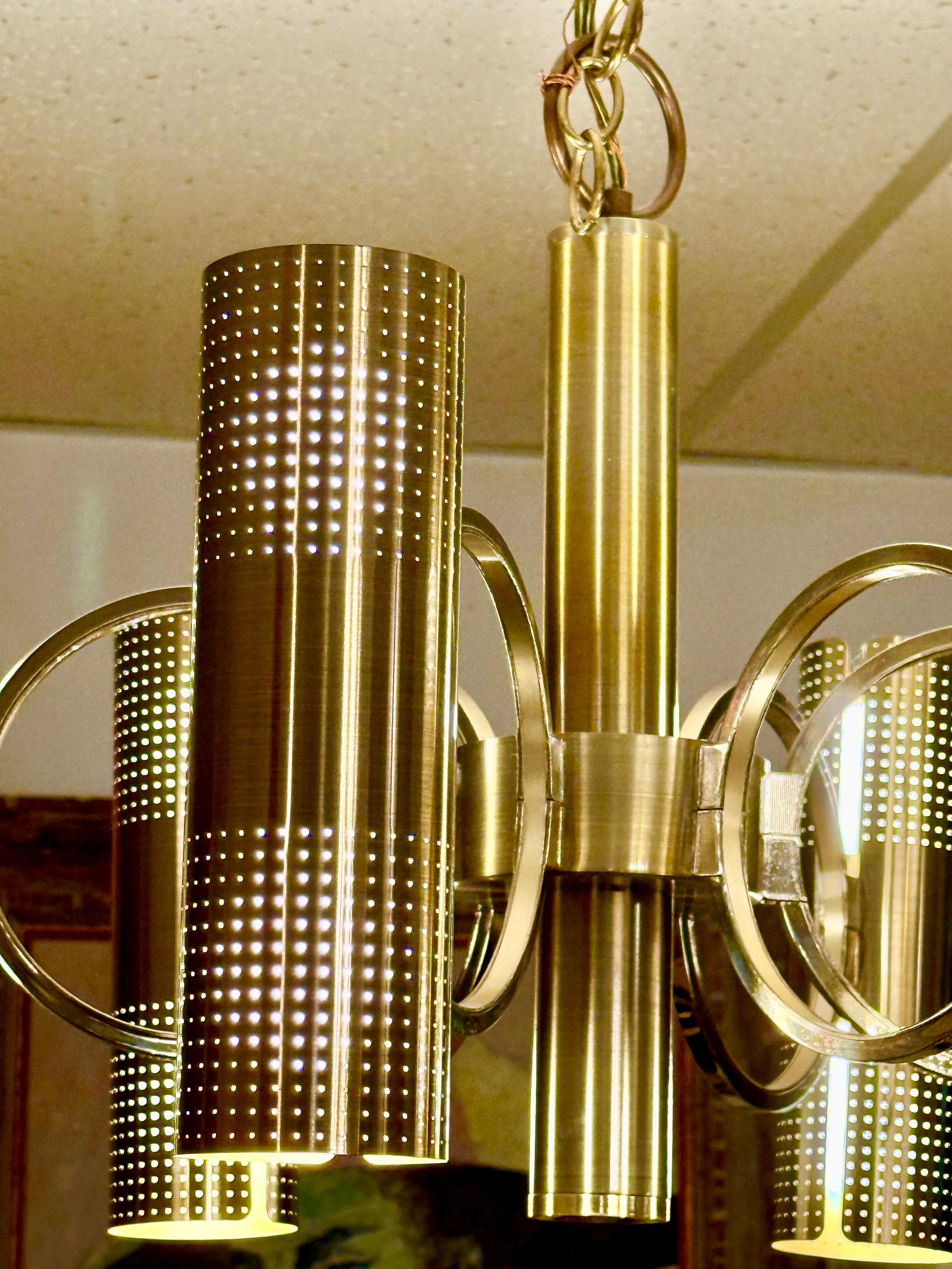 italien Sciolari Perforated Brass 12-Light Chandelier en vente