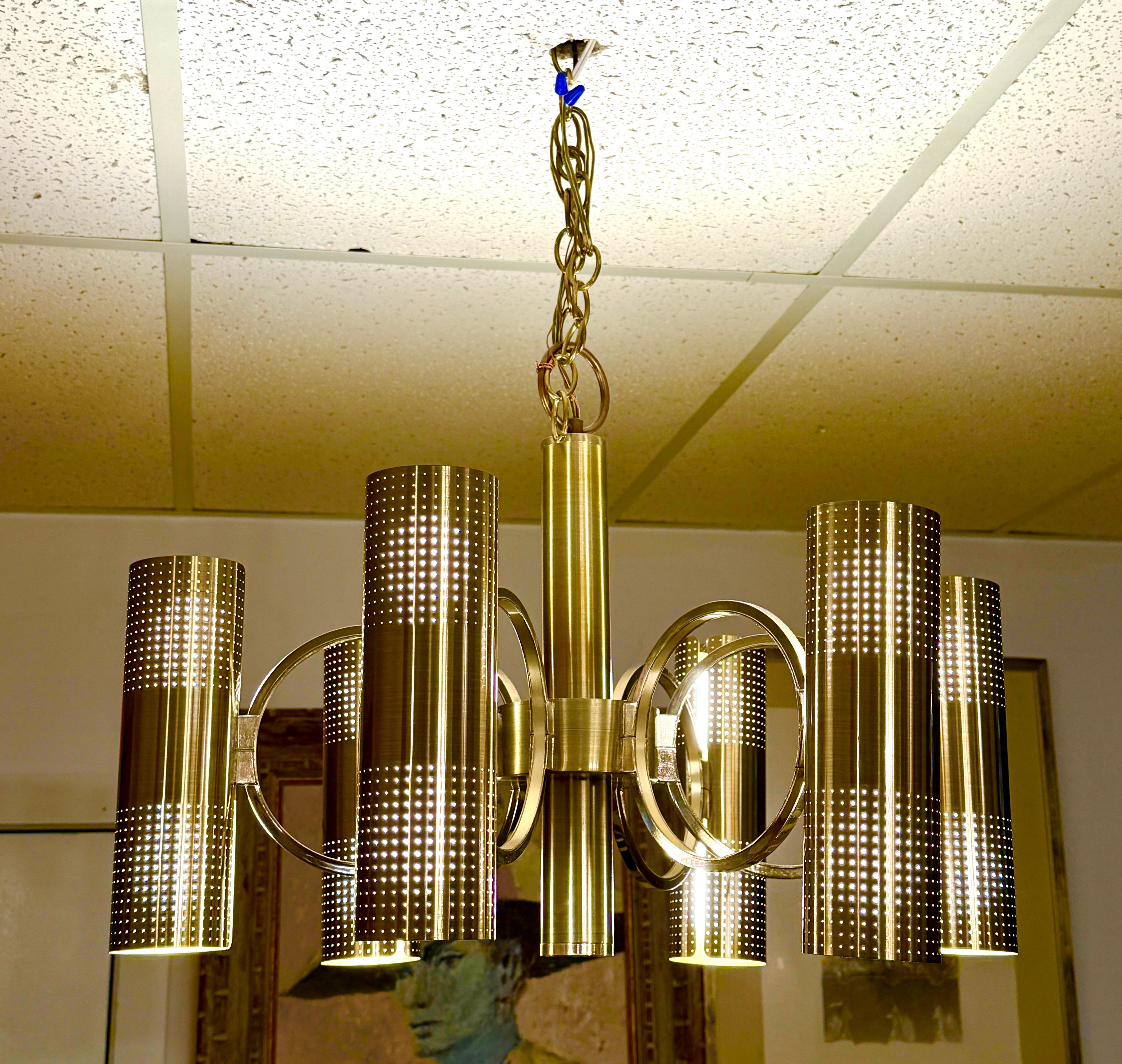 Fin du 20e siècle Sciolari Perforated Brass 12-Light Chandelier en vente
