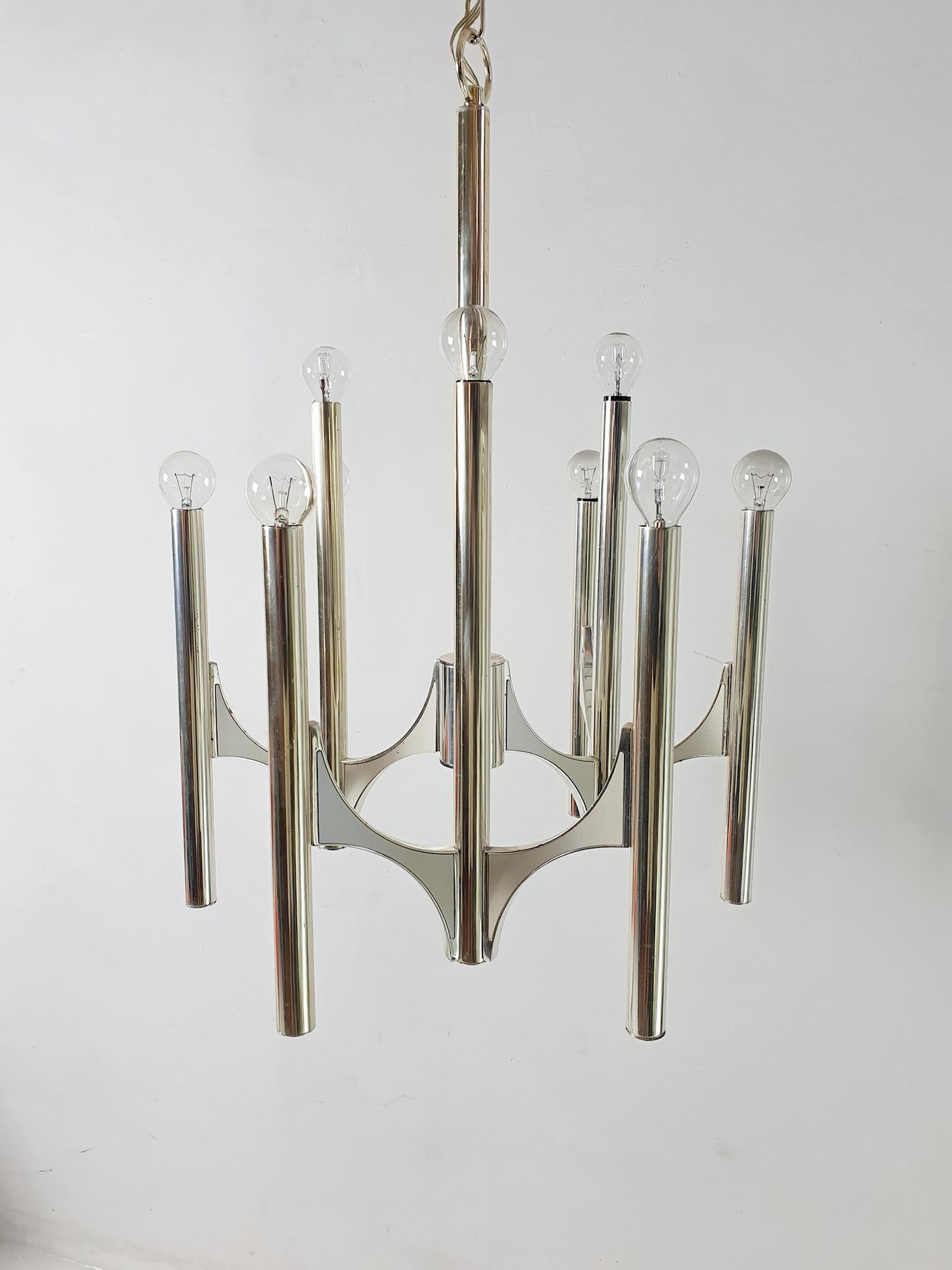 Classic chandelier by Gaetano Sciolari from the Geometric series and has the shape of a snowflake and a total of nine lights. Works with E14 lightbulbs. Lightbulbs not included.