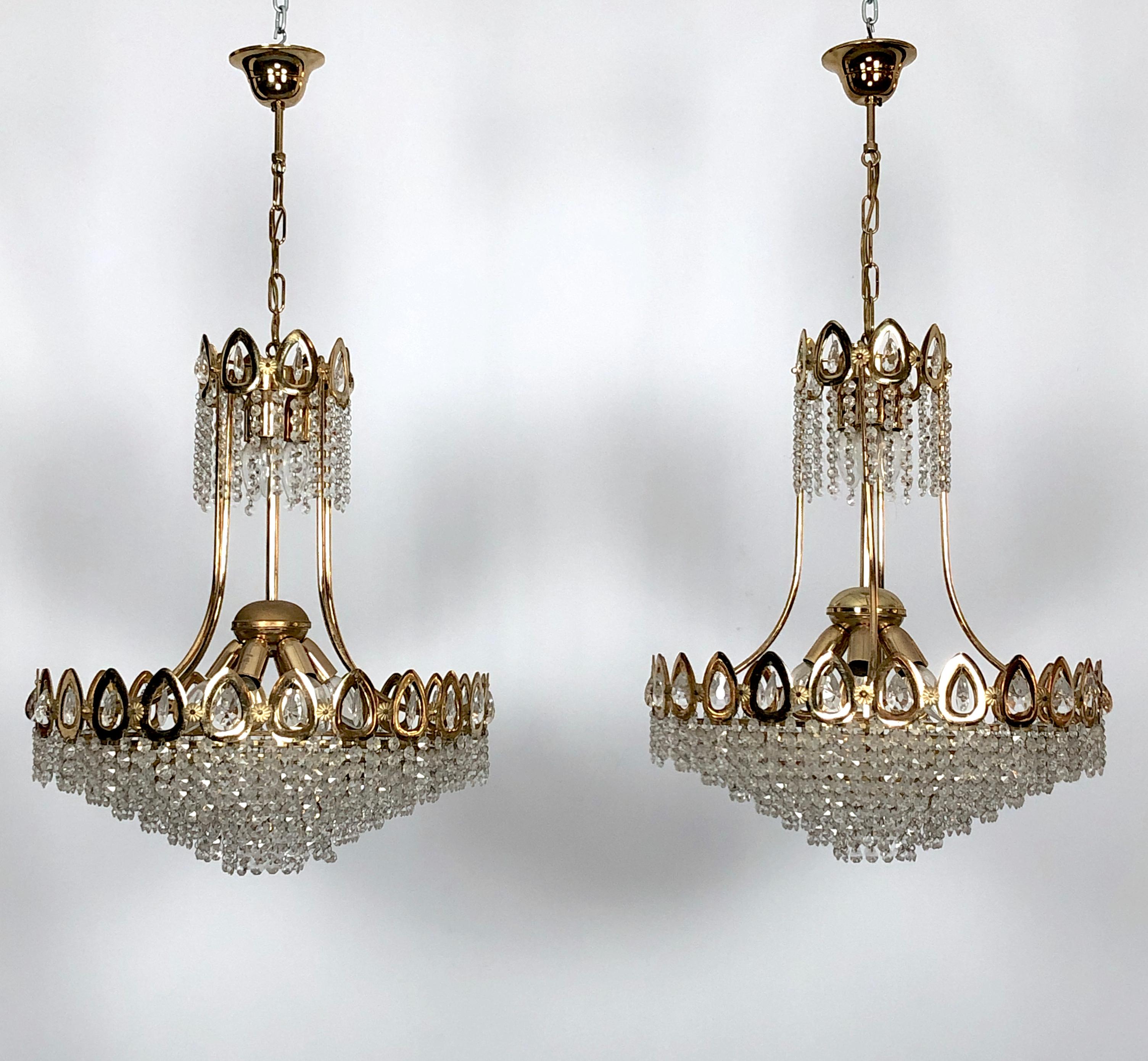 Good vintage conditions for this set of two chandeliers produced in Italy during the 70s. Made from gilded brass and cut Cristal.