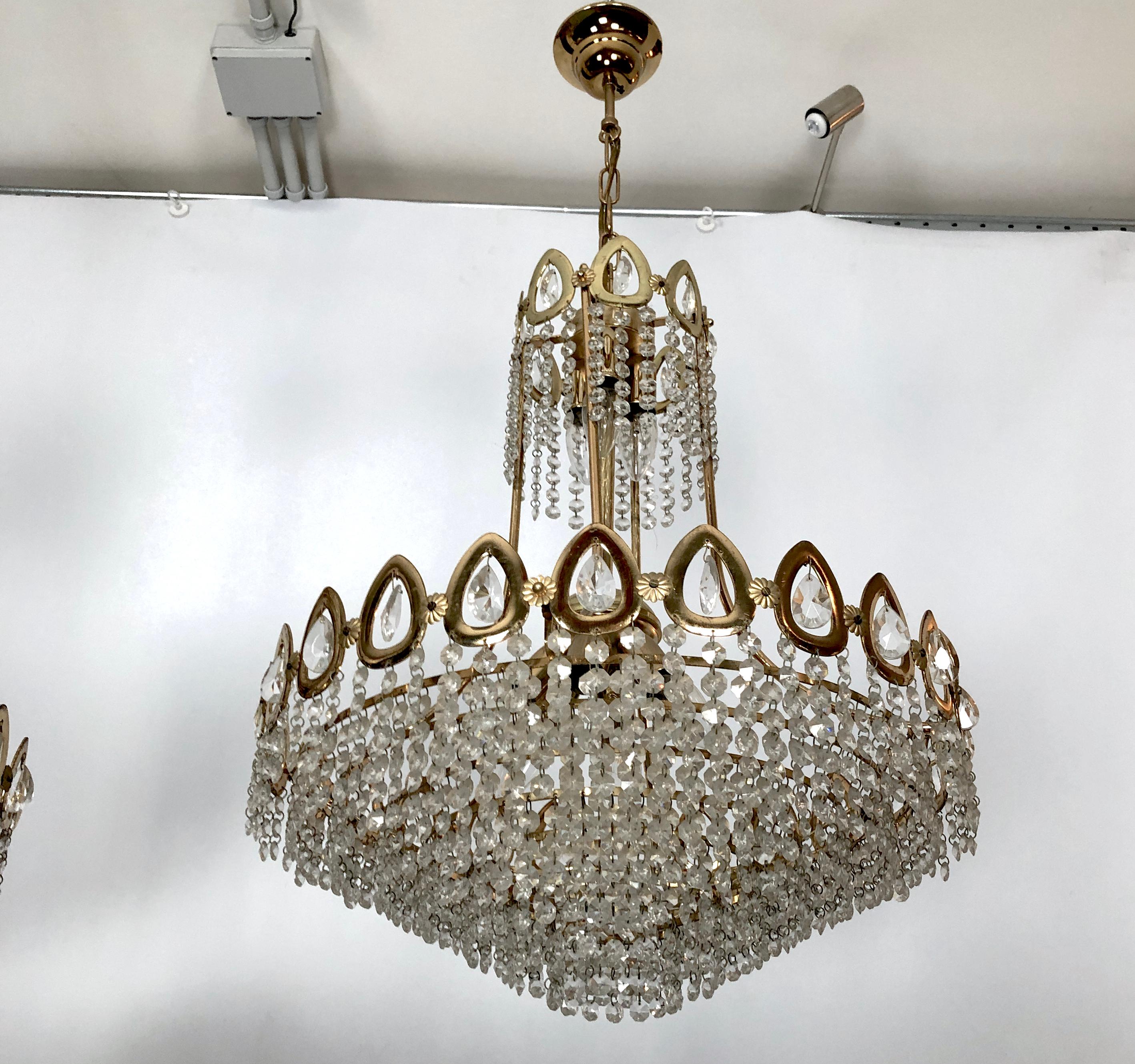 Sciolari, Set of Two Gild and Crystal Chandeliers from 70s In Good Condition For Sale In Catania, CT