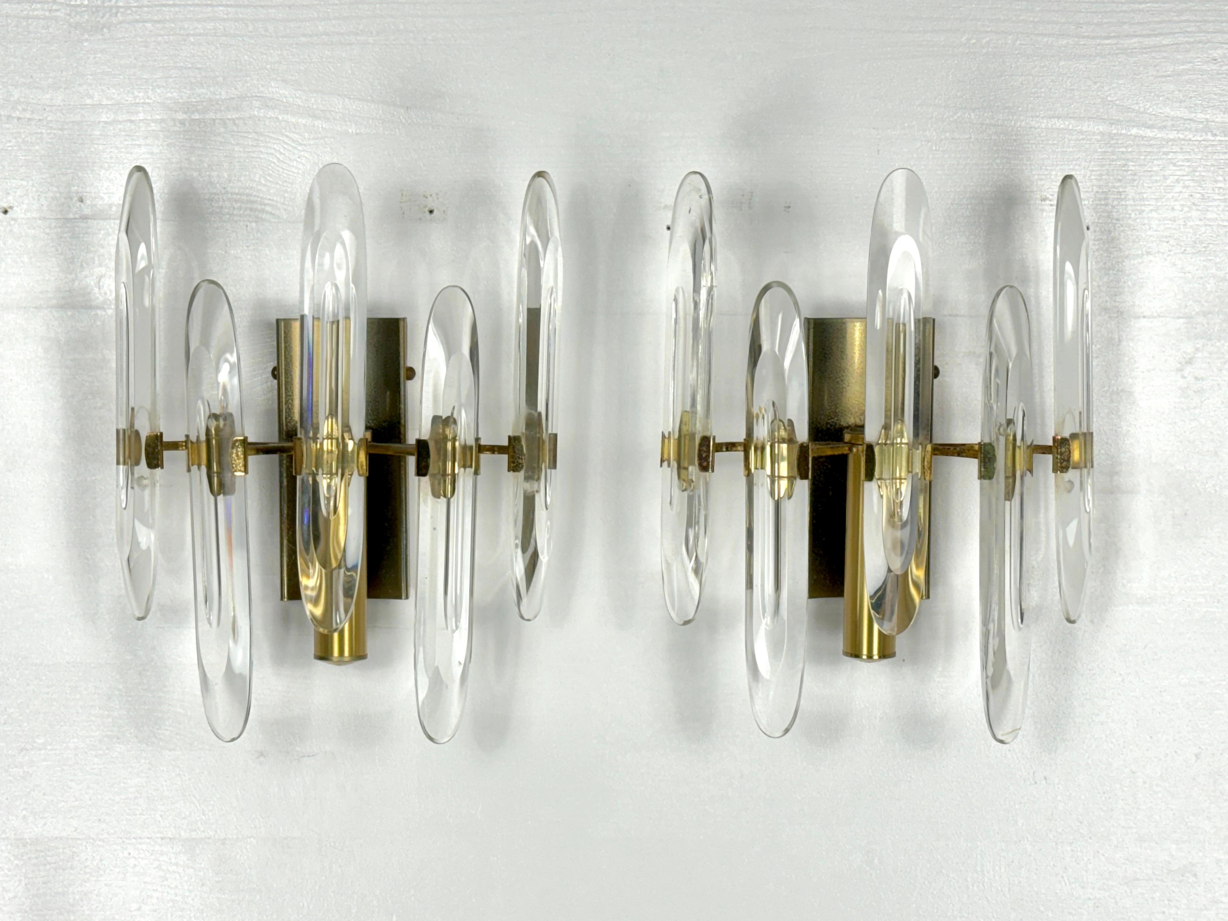 Pareja de apliques de Sciolari en latón y cristal. Buen estado vintage con ligeros rastros de oxidación. Gafas sin grietas ni astillas. Producido en Italia durante los años 70. Funcionamiento completo con la norma de la UE, adaptable bajo demanda a