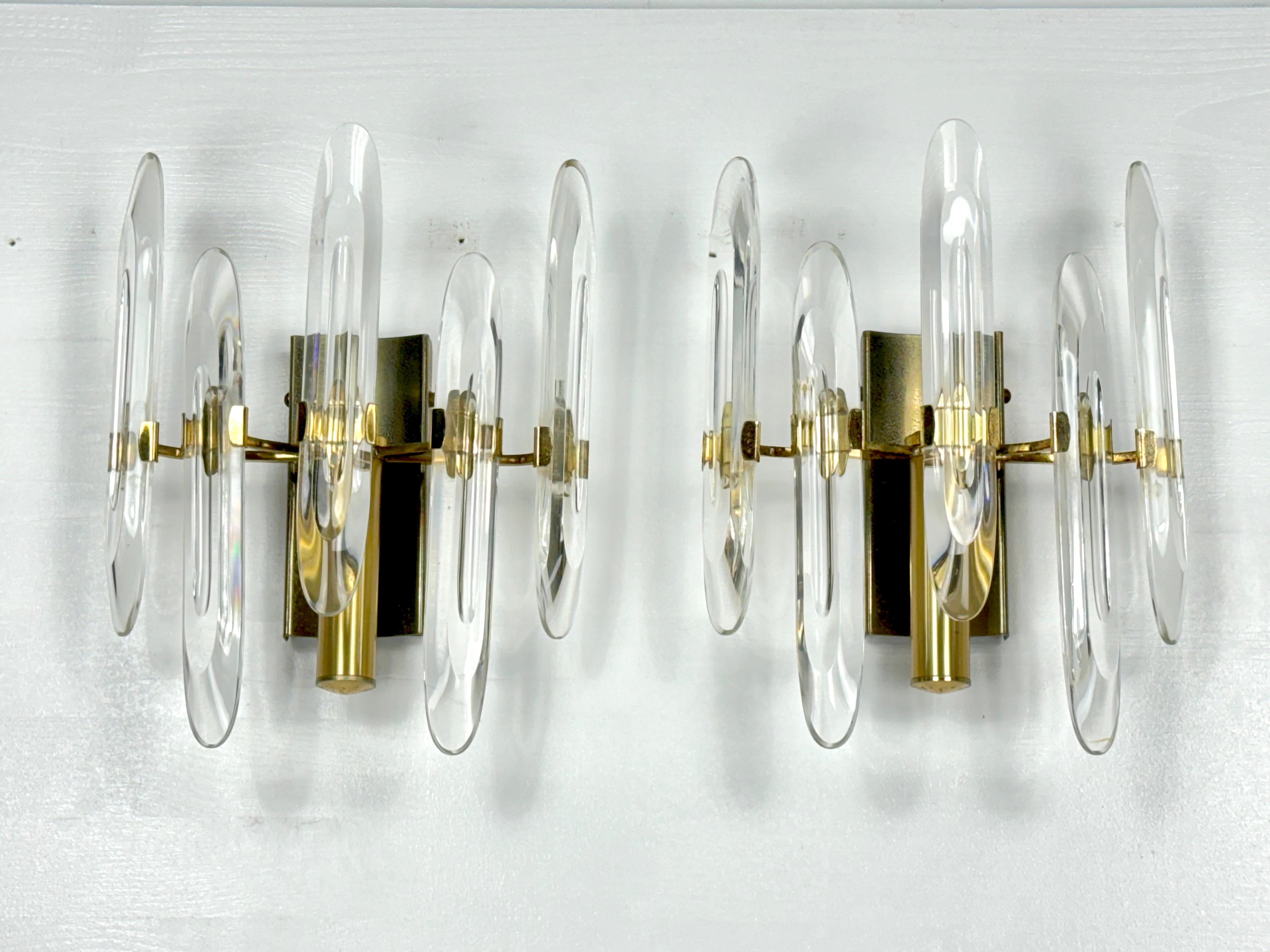 Sciolari, conjunto de dos grandes apliques de cristal y latón dorado. Italia Años 70 Moderno de mediados de siglo en venta
