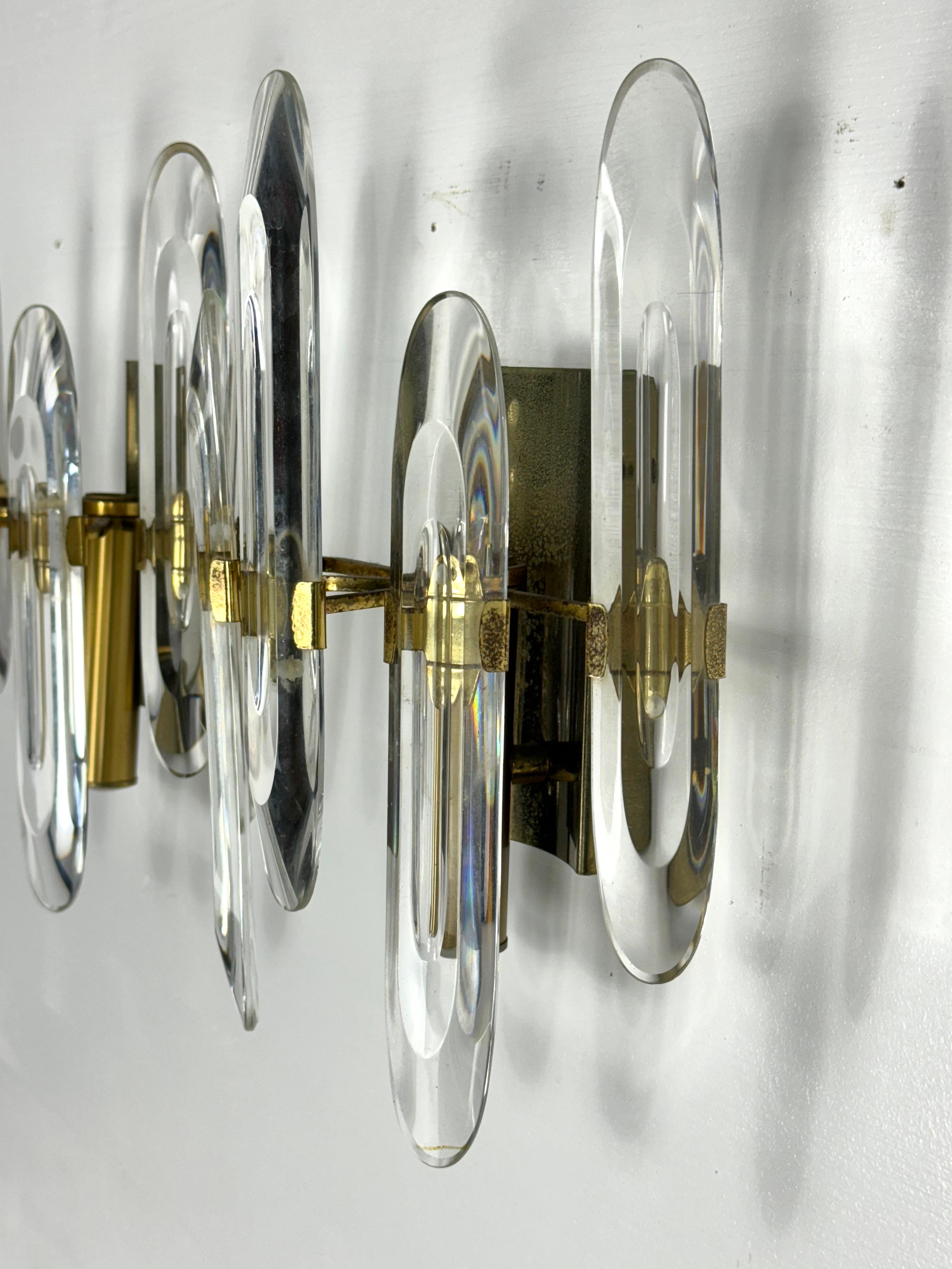 Sciolari, conjunto de dos grandes apliques de cristal y latón dorado. Italia Años 70 en Bueno estado para la venta en Catania, CT