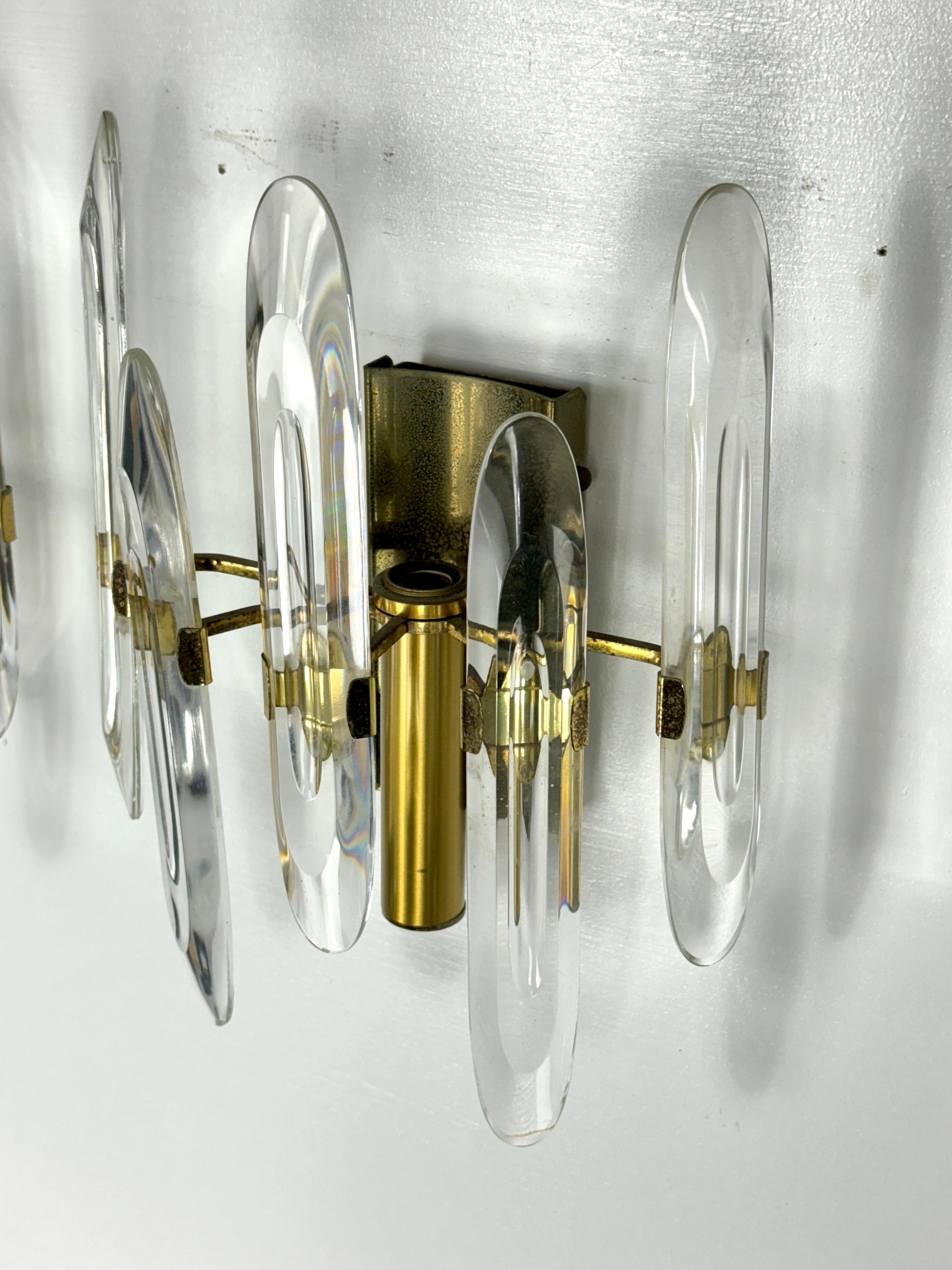 Sciolari, conjunto de dos grandes apliques de cristal y latón dorado. Italia Años 70 siglo XX en venta