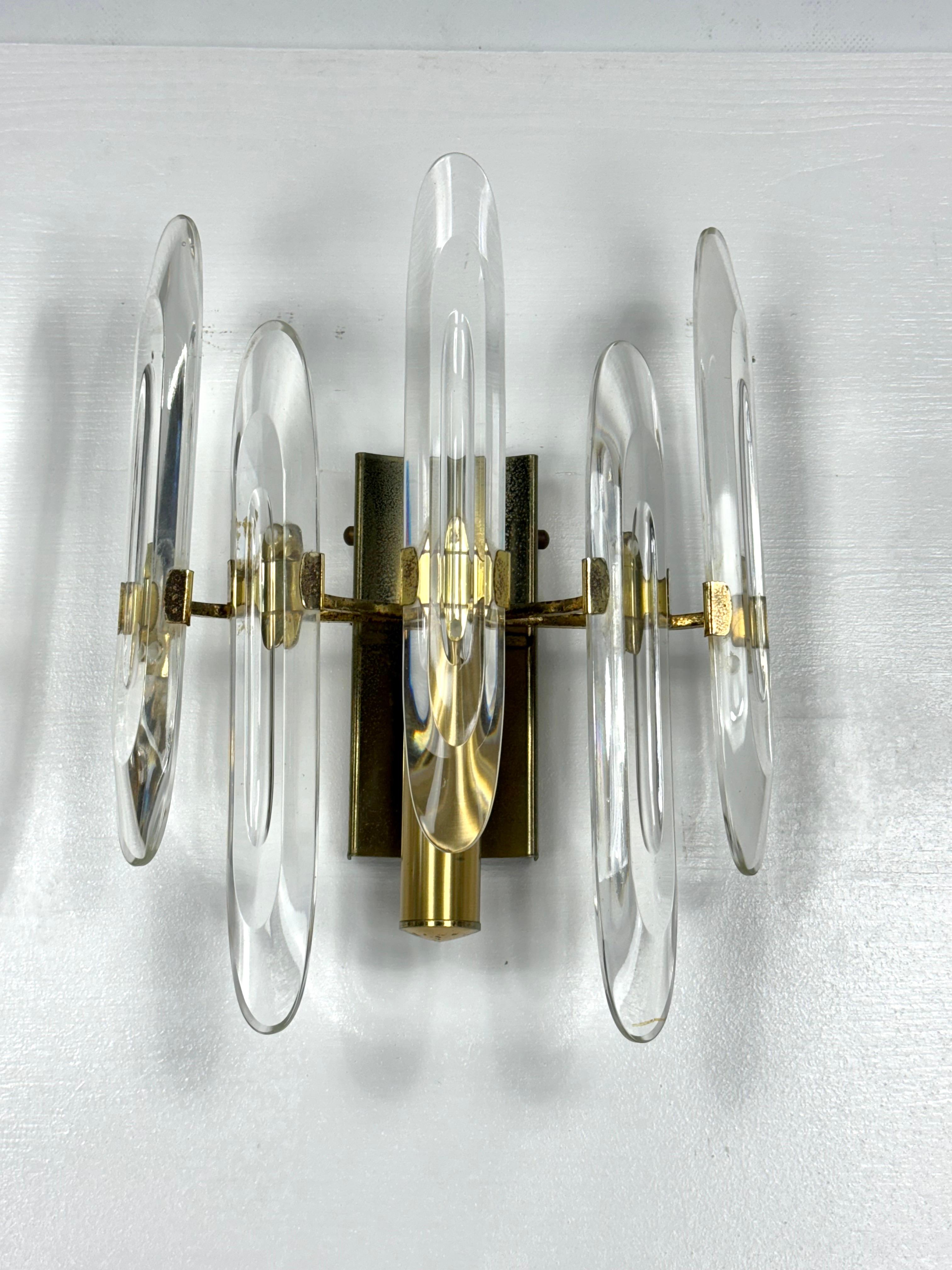 Sciolari, conjunto de dos grandes apliques de cristal y latón dorado. Italia Años 70 en venta 1