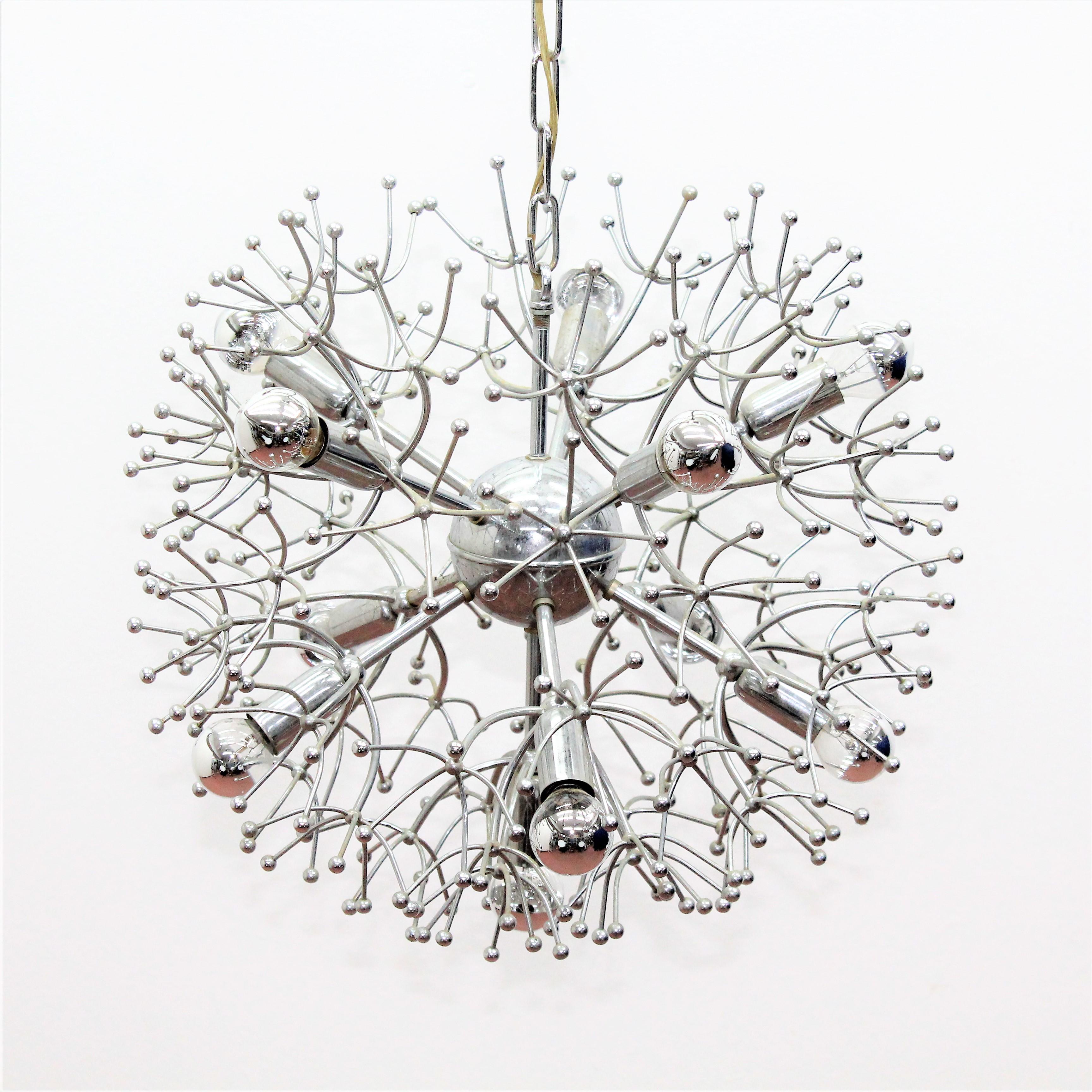 Nice and original Italian chandelier, shaped like a Sputnik, designed by Gaetano Sciolari in circa 1960. Chromium-plated metal, 11 lights.
Wear consistent with age and use.