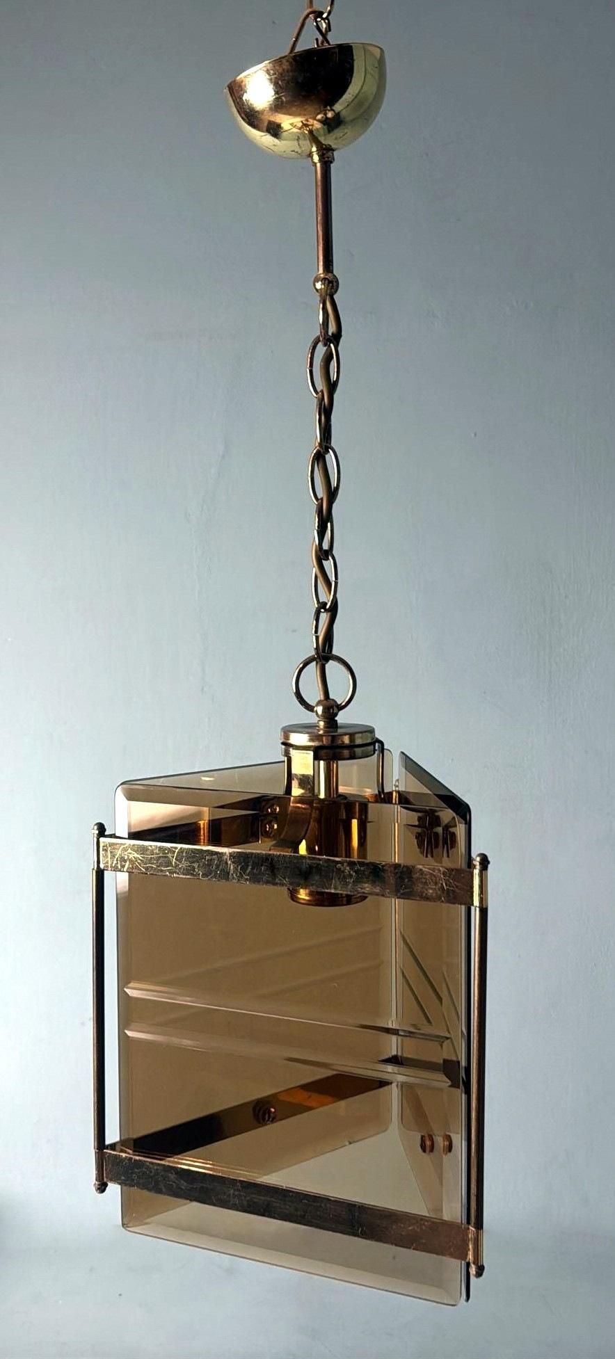 We invite you to read the description carefully, as we provide detailed technical and historical information to ensure the authenticity of our items.
This captivating chandelier features a distinctive triangular cage-like frame, crafted from solid