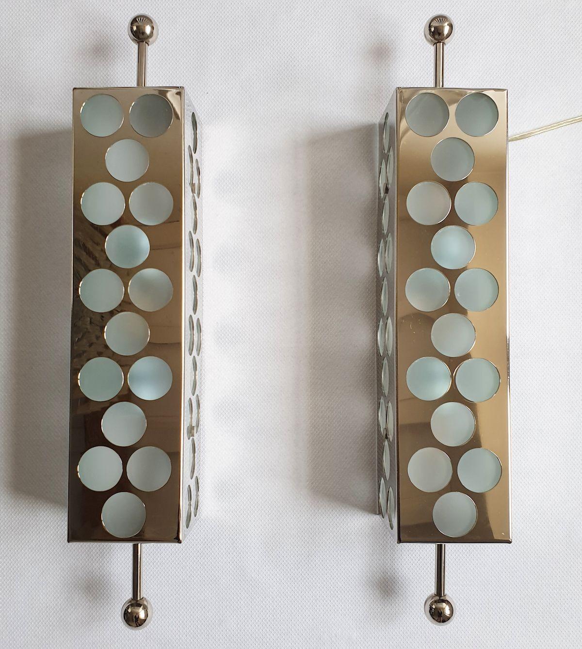 Pair of modern geometric vintage wall sconces, in the style of Sciolari, Italy 1980s.
The Mid-Century Modern sconces are made of nickel and frosted glass.
They have a Mid-Mod trendy design.
The sconces have 2 lights each and are rewired for the
