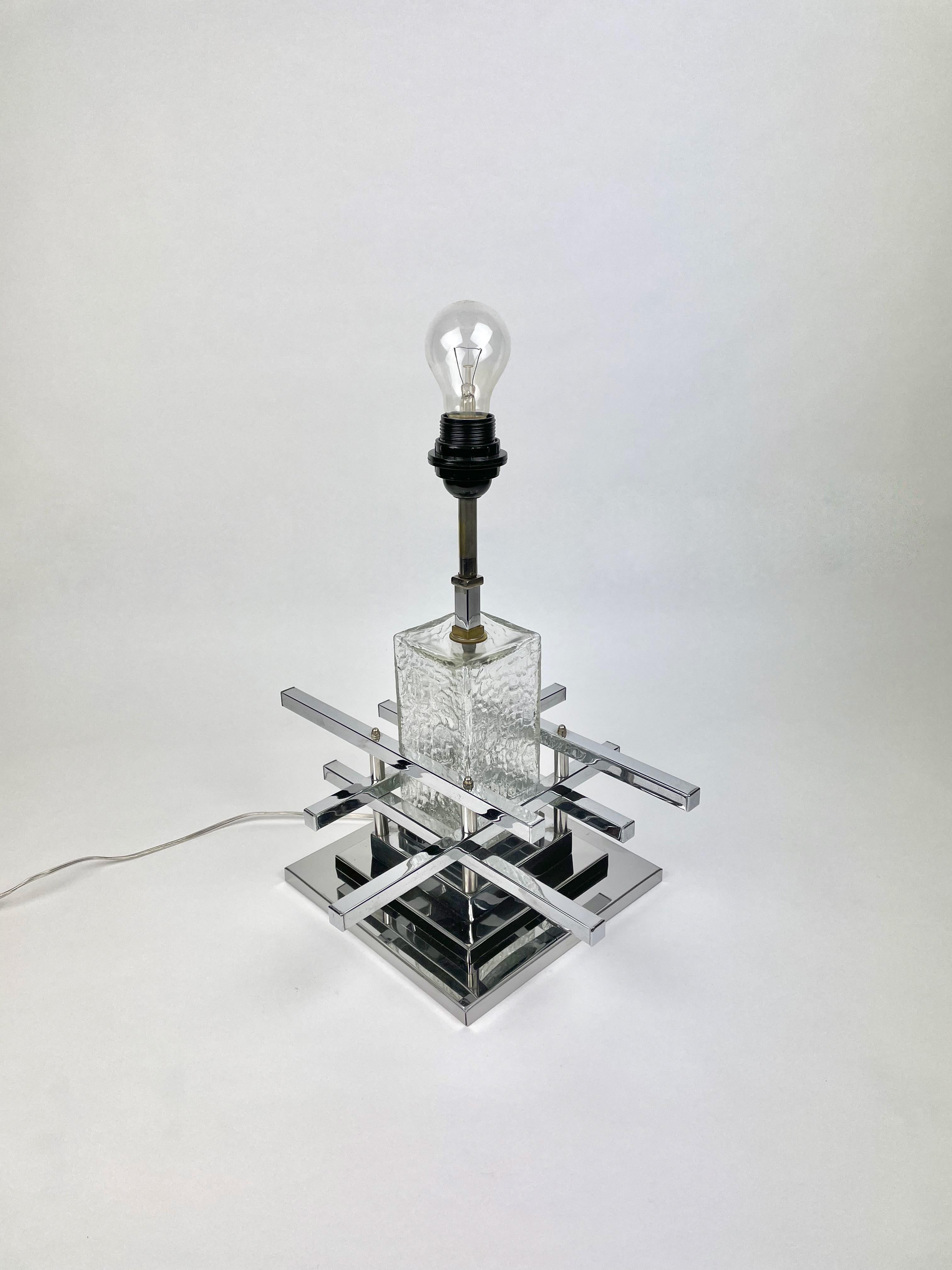 Table lamp in chrome and glass in geometric style by the Italian designer Sciolari. Made in Italy in the 1970s.