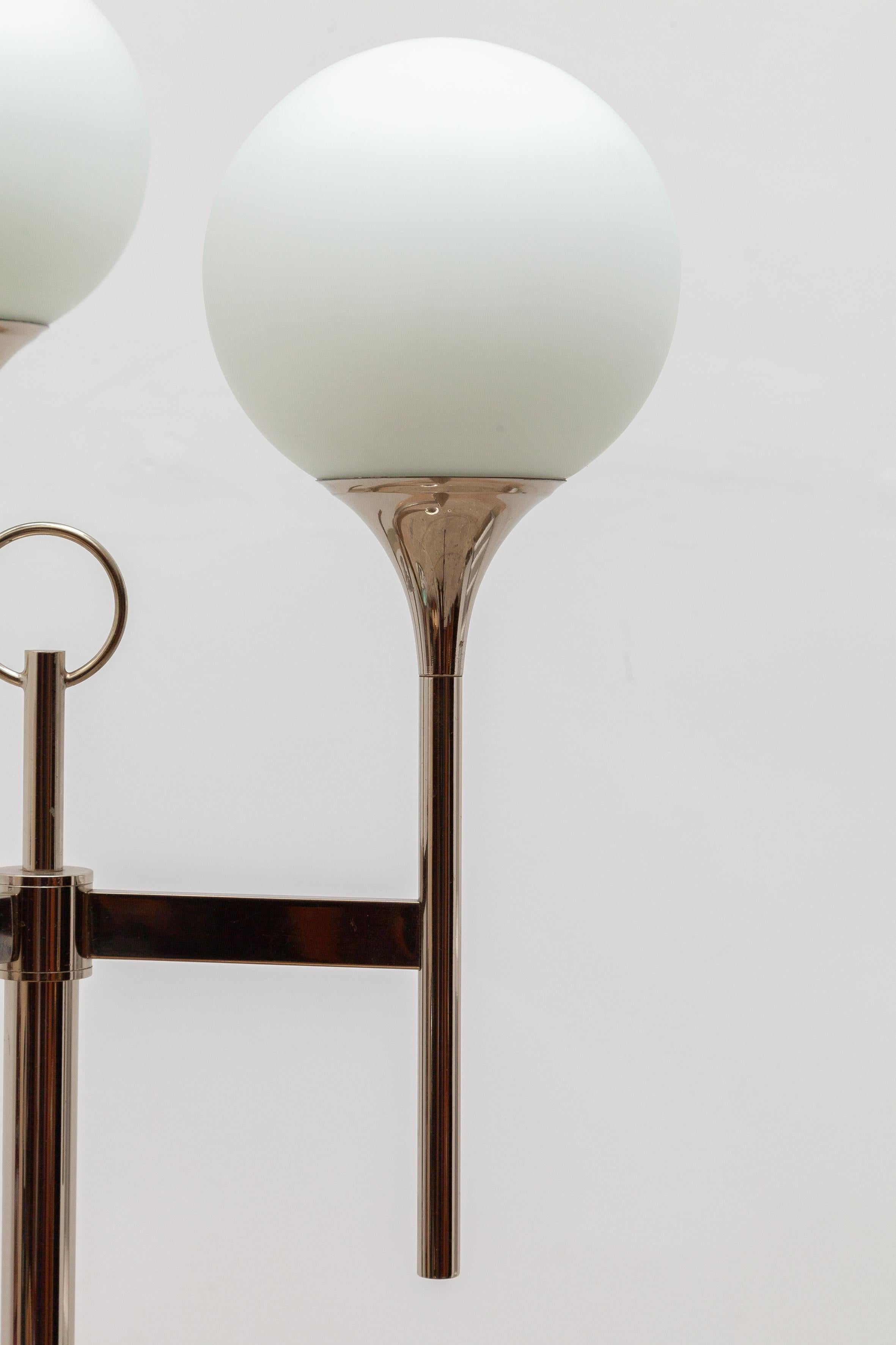Sciolari Trumpet Three Opal Globes Floor-lamp, 1970s, Italy In Good Condition In Antwerp, BE