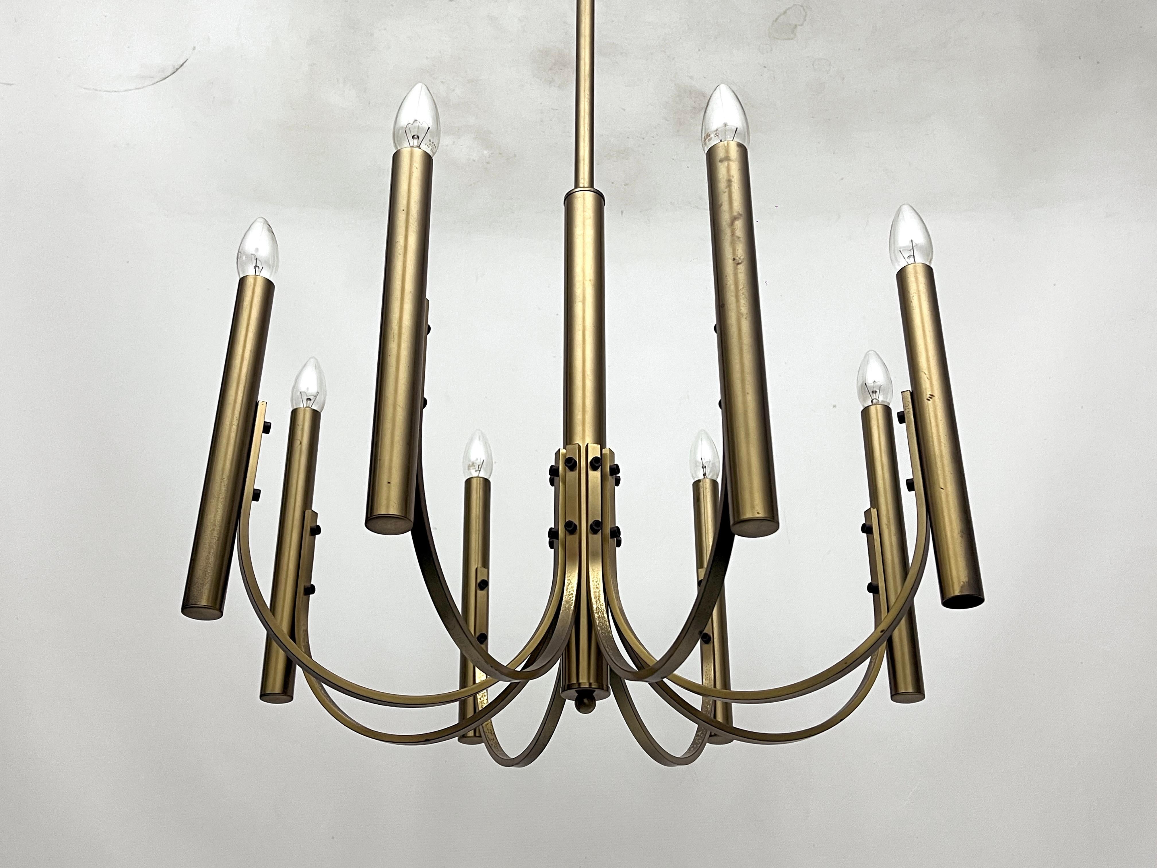 Mid-Century moderno Sciolari, Lampadario italiano d'epoca a 8 luci in ottone. 1970s in vendita