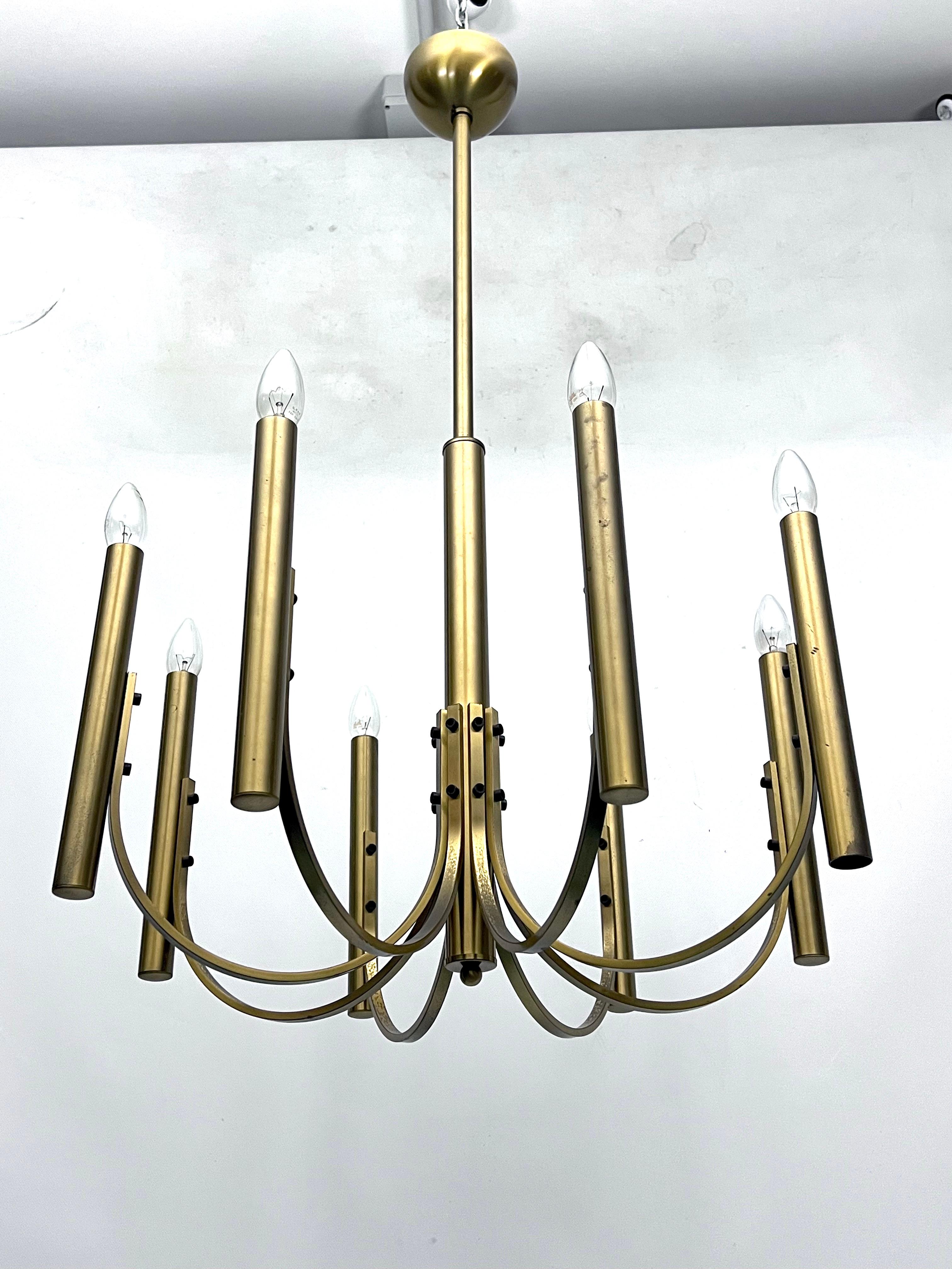 Mid-Century Modern Sciolari, Vintage Italian large 8 lights brass chandelier. 1970s For Sale