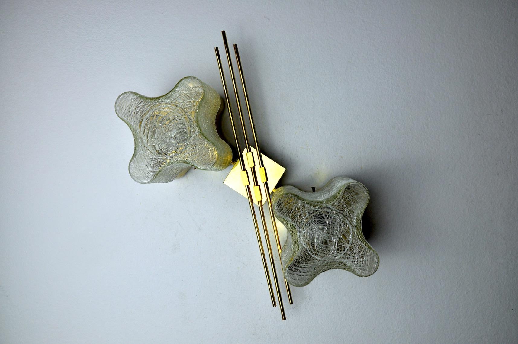Very beautiful wall lamp from the sciolari house designated and produced in Italy in the 1970s. Wall lamp in gilded metal composed of 2 crystals in frosted murano glass. Rare design object that will illuminate your interior wonderfully. Electricity