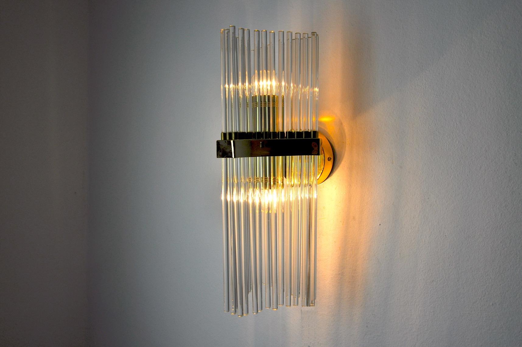 Superb and rare wall lamp of the house sciolari for Lightolier dating from 1970.
Composed of crystal rods and a Meta gold structure, this wall lamp is spectacular.
Rare design object that will illuminate your interior perfectly.
Electricity checked,