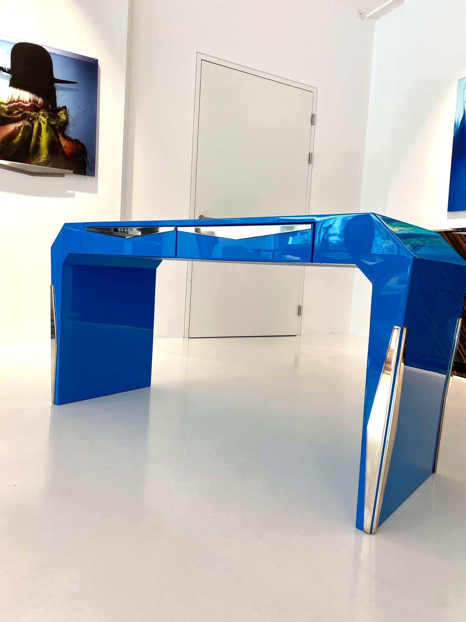 An exciting new version of our Eliot masterpiece, an inspiring signature piece with the sense of tradition and modern life at the same time. Get a color that works for you, delve into your new life! This desk transcends between tradition of form and