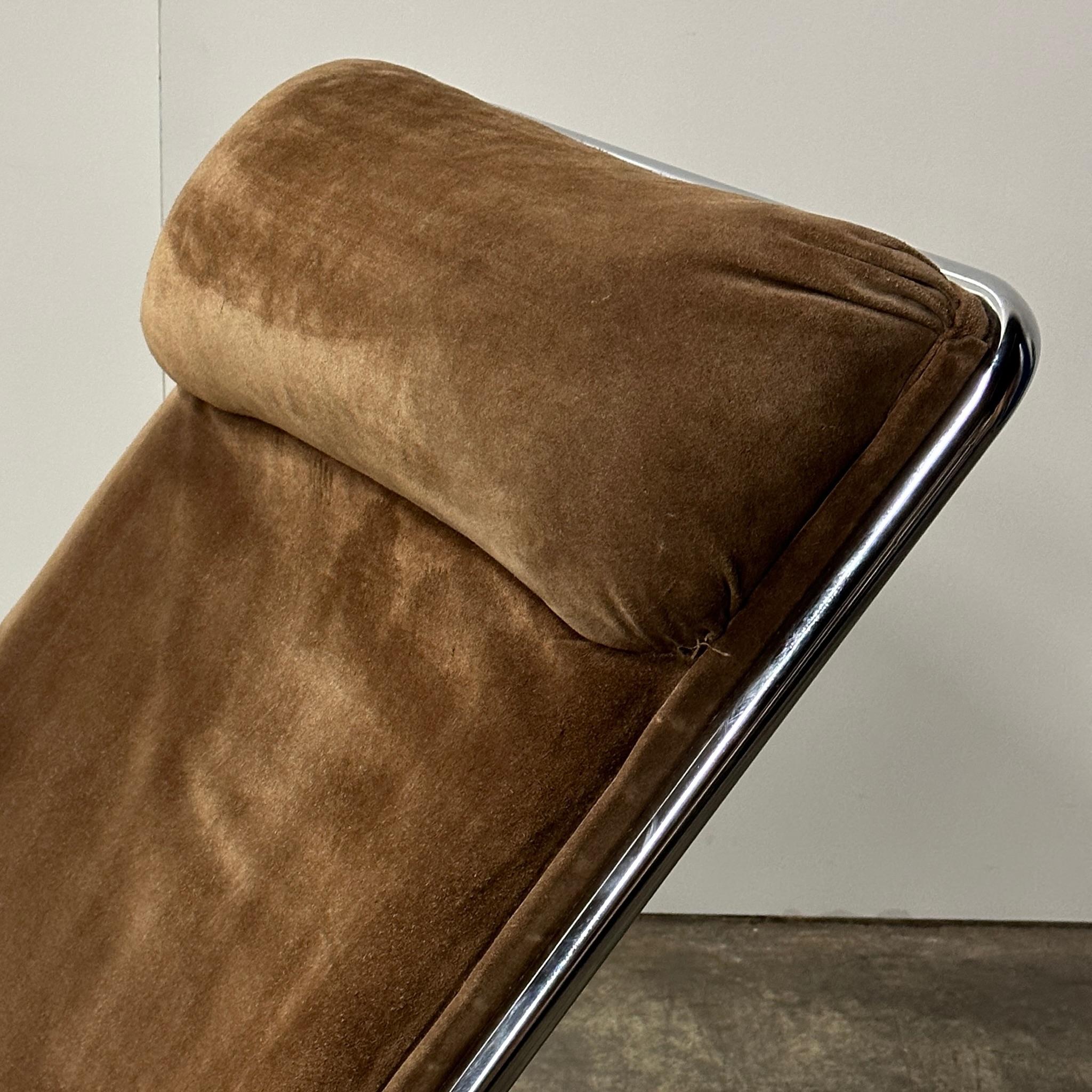 Milieu du XXe siècle Chaise à ciseaux par The Bennetts en daim Brown original en vente
