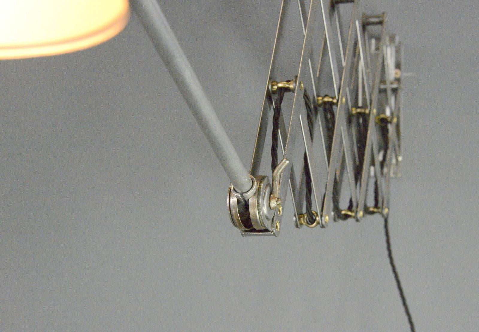 Lampe à ciseaux de Bunte & Remmler Circa 1930s

- Mécanisme de ciseaux en acier extensible
- Abat-jour en acier
- Interrupteur à bascule marche/arrêt d'origine sur l'abat-jour
- Convient aux ampoules de type e27
- Fabriqué par Bunte & Remmler,