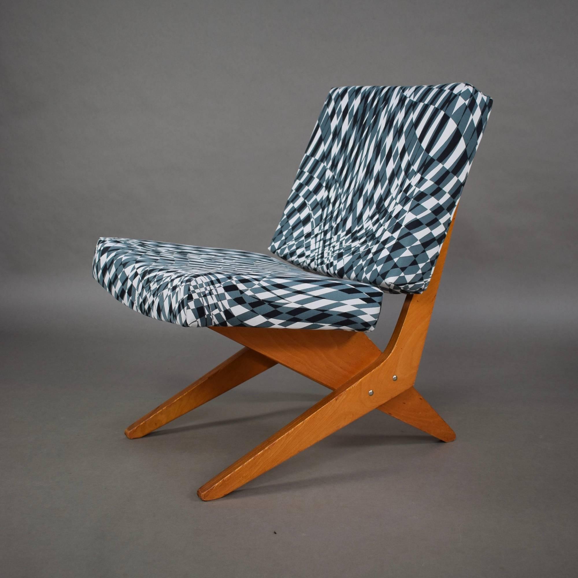 Very nice scissor chair by Jan Van Grunsven for Pastoe, 1957, with new foam seats and upholstery!

Manufacturer: Pastoe
Designer: Jan van Grunsven
Country: Netherlands
Model: FB18 scissor lounge chair
Material: Birch / New fabric upholstery