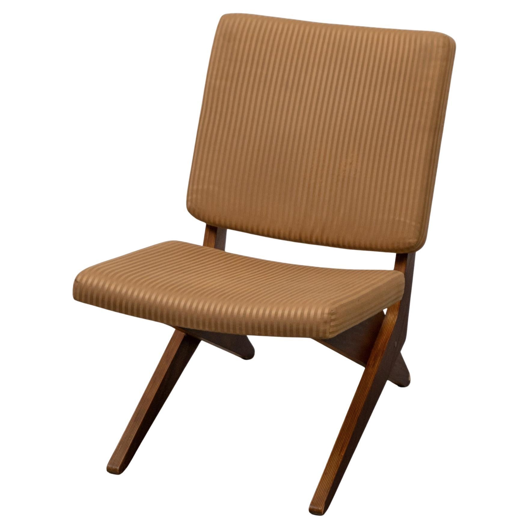 Silla de tijera FB18, moderna de mediados de siglo, diseñada por el arquitecto holandés Jan van Grunsven en 1959 y fabricada por UMS/Pastoe en Utrecht.   Este modelo modernista de asiento bajo formaba parte de la serie Combex de Pastoe. La