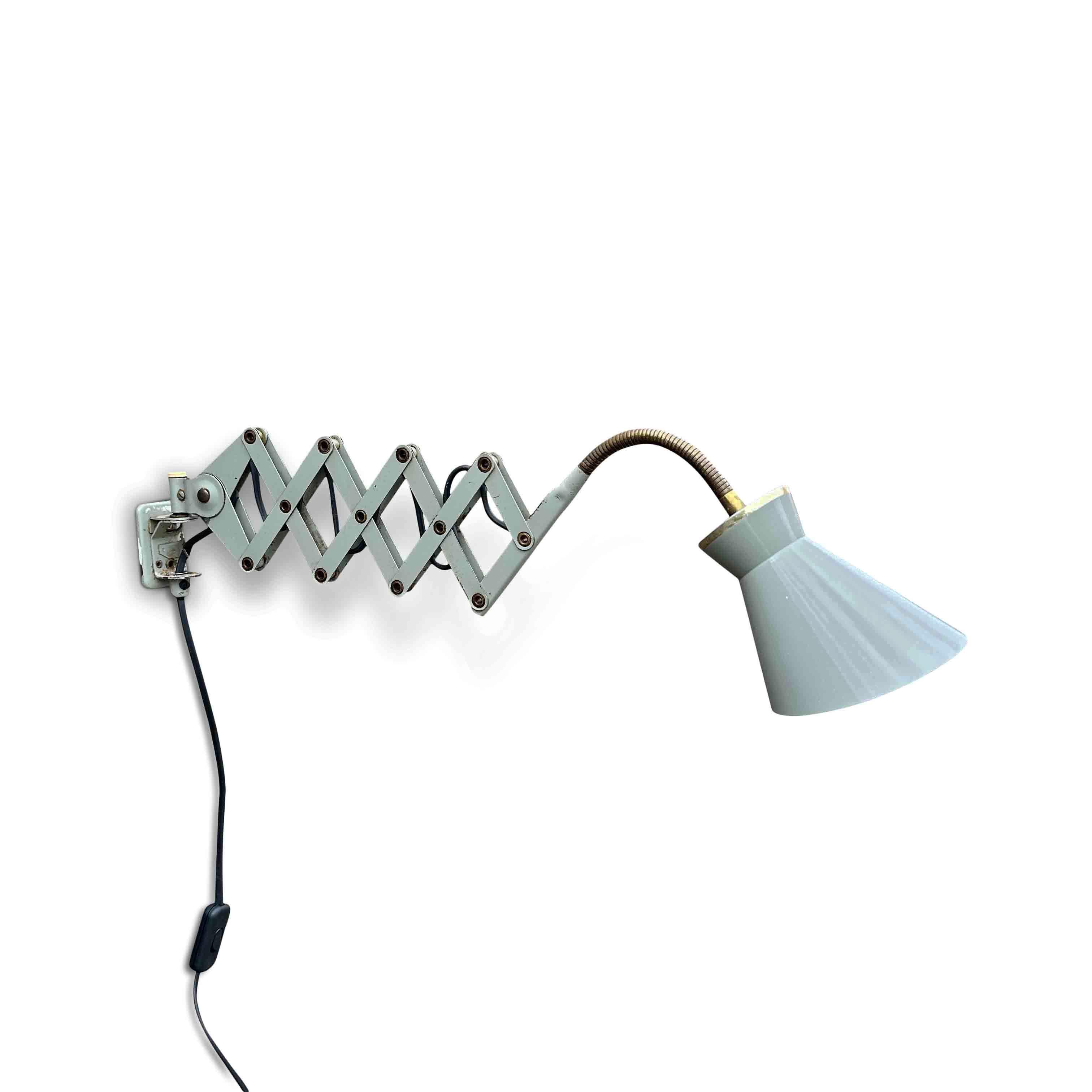 This beautiful and rare wall fixture 'Model 105' was designed by Karl Lang and produced by the renowned SIS Leuchten. This gray wall lamp has the typical features of the 1950s: a brass gooseneck, a diabolo-shaped shade, and the scissor mechanism.