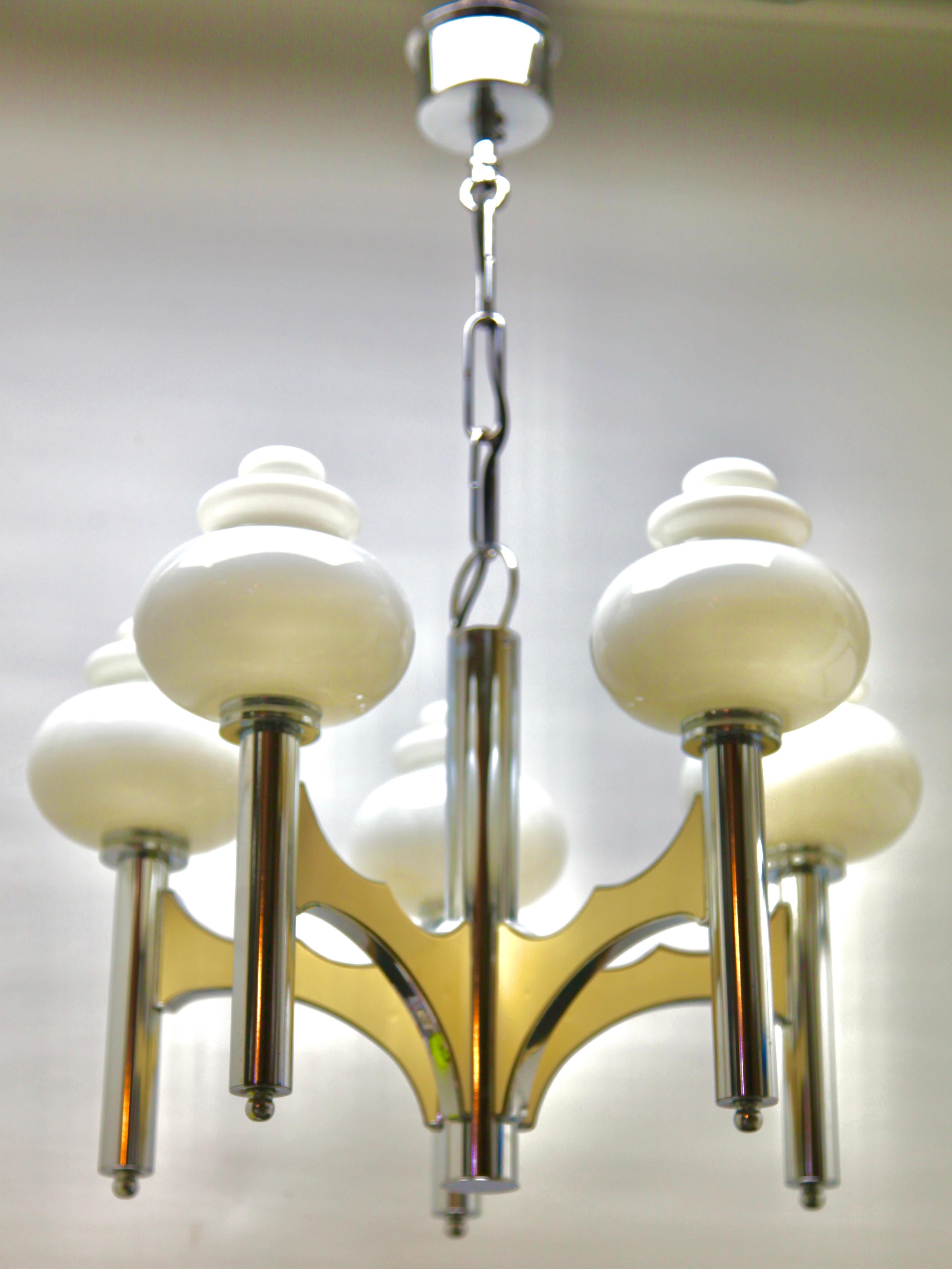 Scolari Five, Arms Chrome and Fife Withe Opaline Glass Globes Chandelier In Good Condition For Sale In Verviers, BE