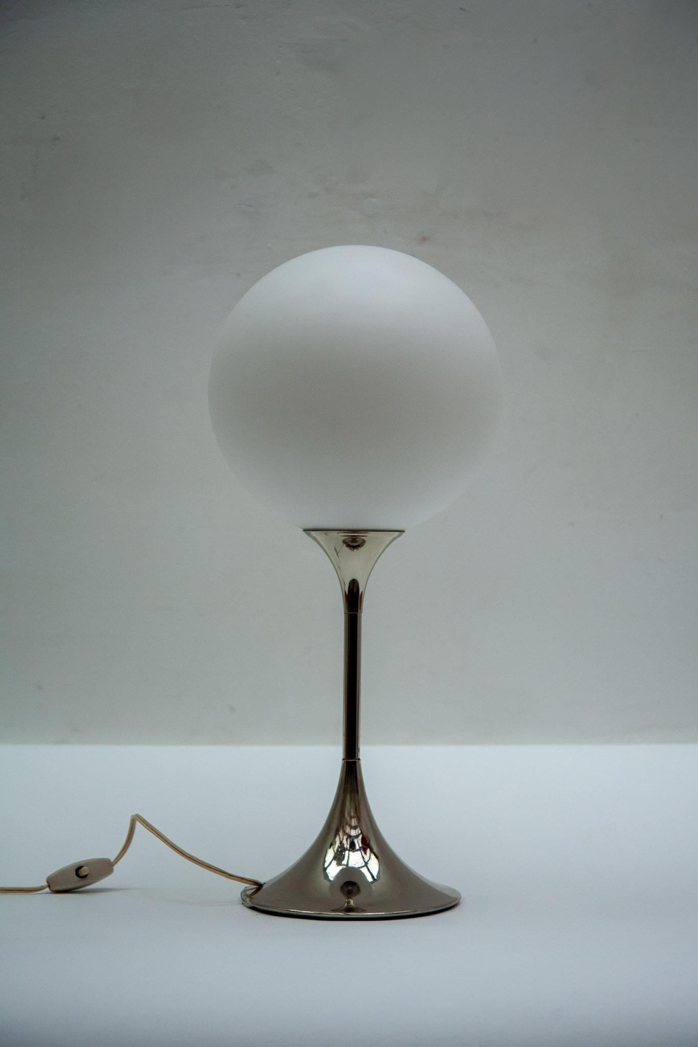 Mid-Century Modern chrome 'trumpet' table lamp with opaline glass globe designed by Gaetano Sciolari.