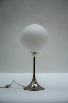Lampe de bureau trompette modèle globe en opale blanche, années 1960, Italie, par Sciolari