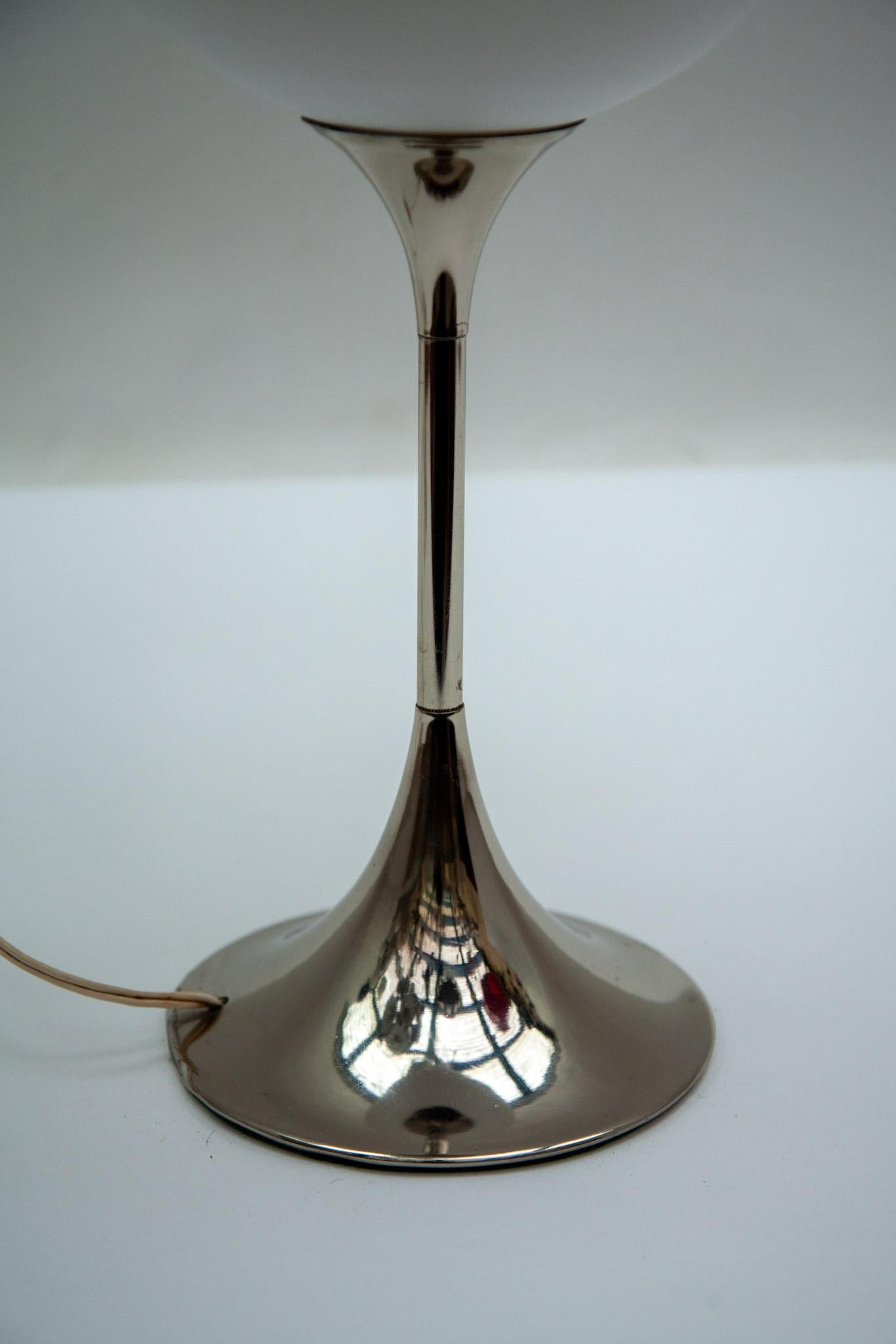 Scolari White Opal Globe Table Lamp In Good Condition For Sale In Antwerp, BE