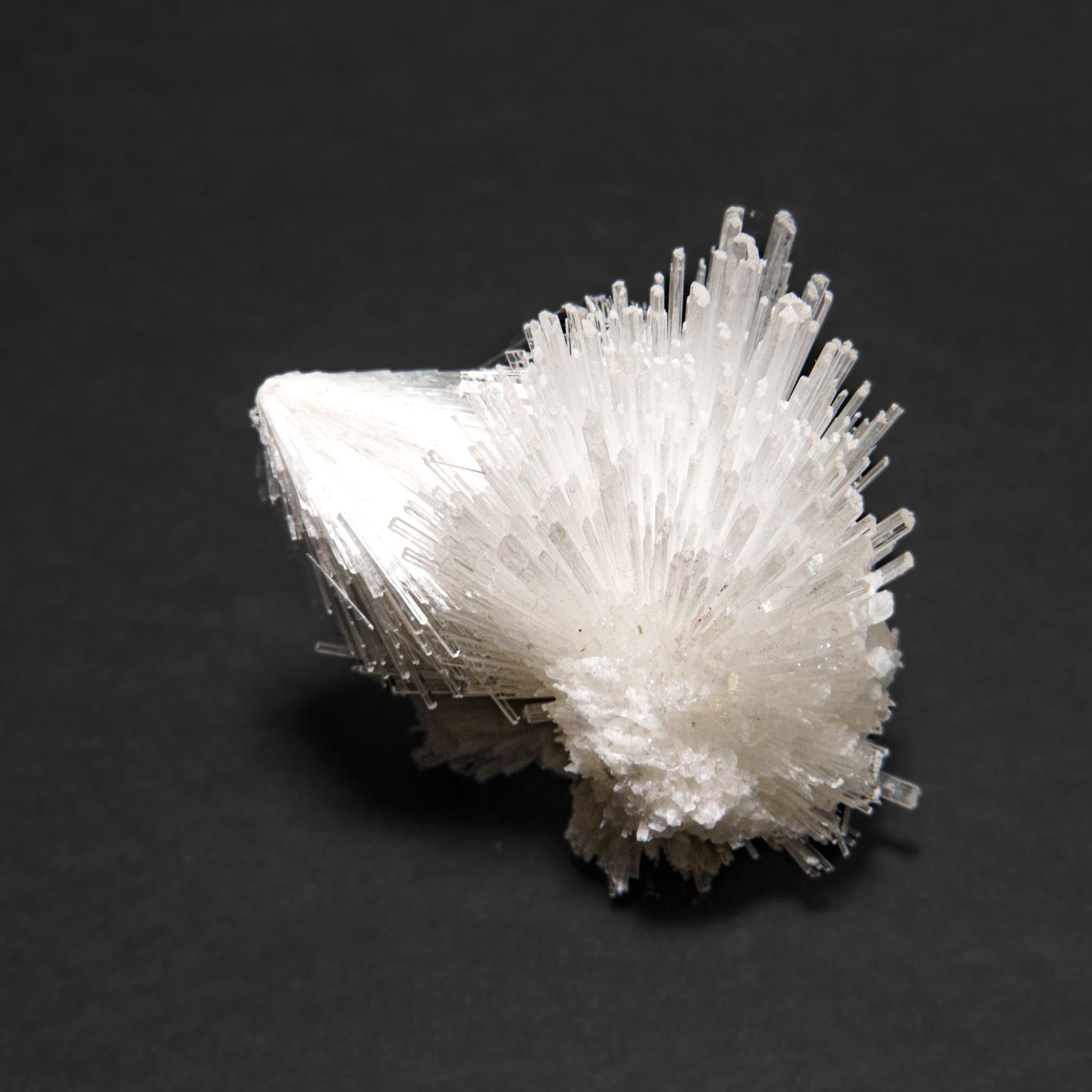 XXI secolo e contemporaneo Scolecite dal distretto di Nasik, Maharashtra, India (220 grammi) in vendita