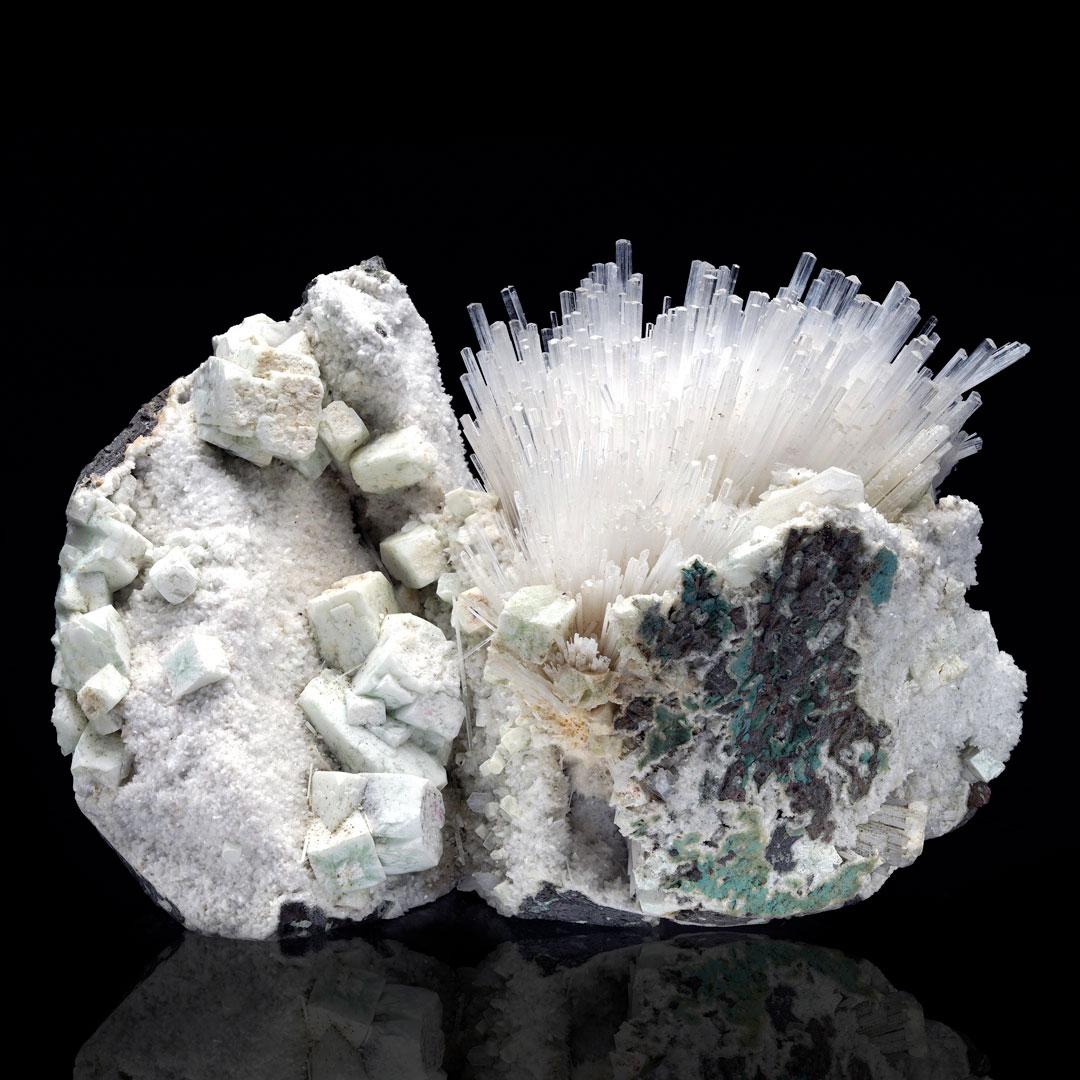 Questo splendido esemplare di scolecite con apofillite verde proveniente dall'India mostra un'impressionante esibizione di delicati cristalli di scolecite aghiformi che si irradiano in tutte le direzioni, abbinati a cubetti di apofillite verde