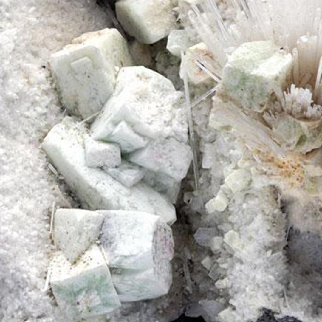 Scolecite avec Apophyllite verte - 3.52 lb en vente 2